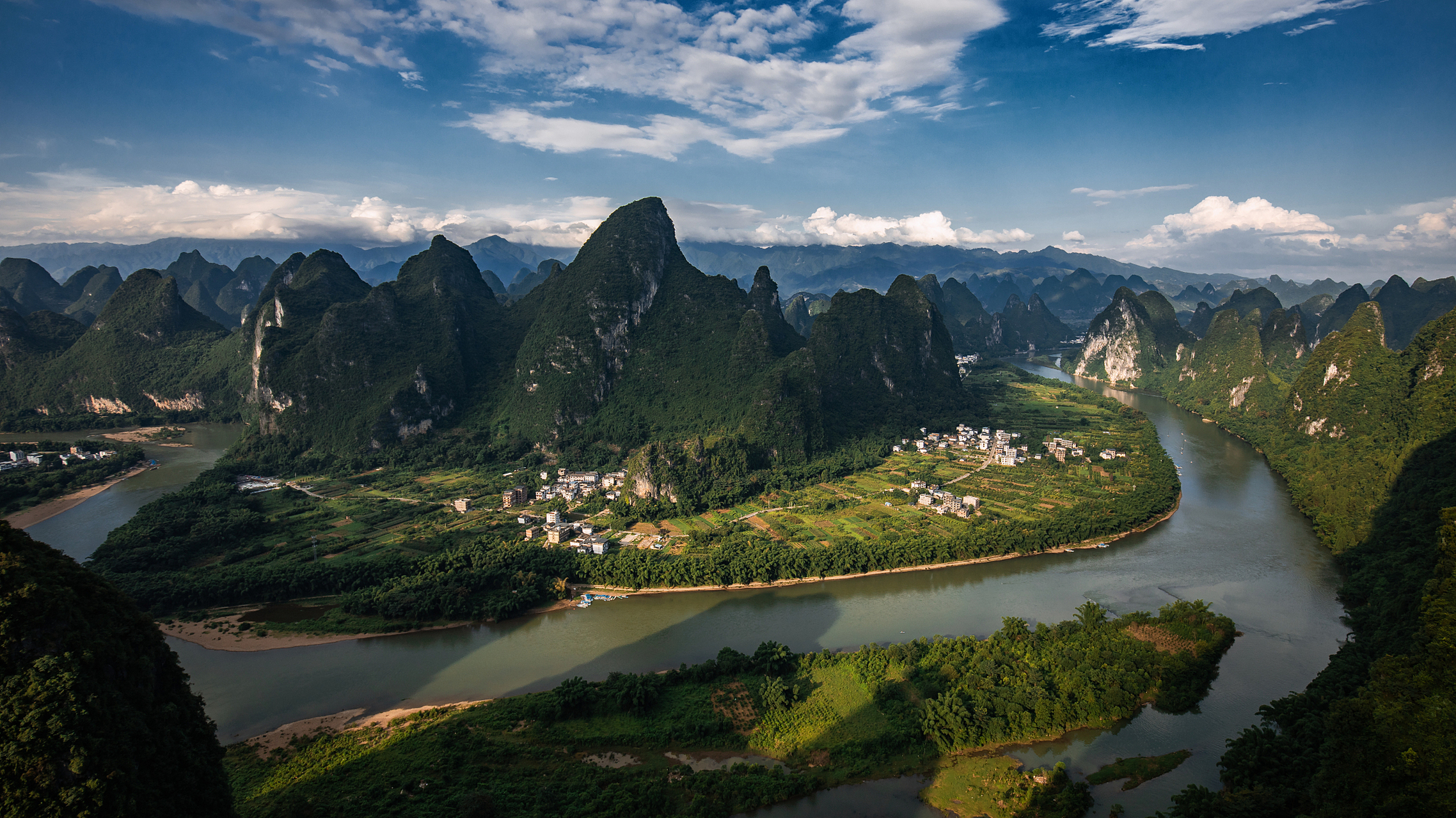 九马画山是桂林漓江著名的景观之一,在这里的江面就像是转了一个镰刀