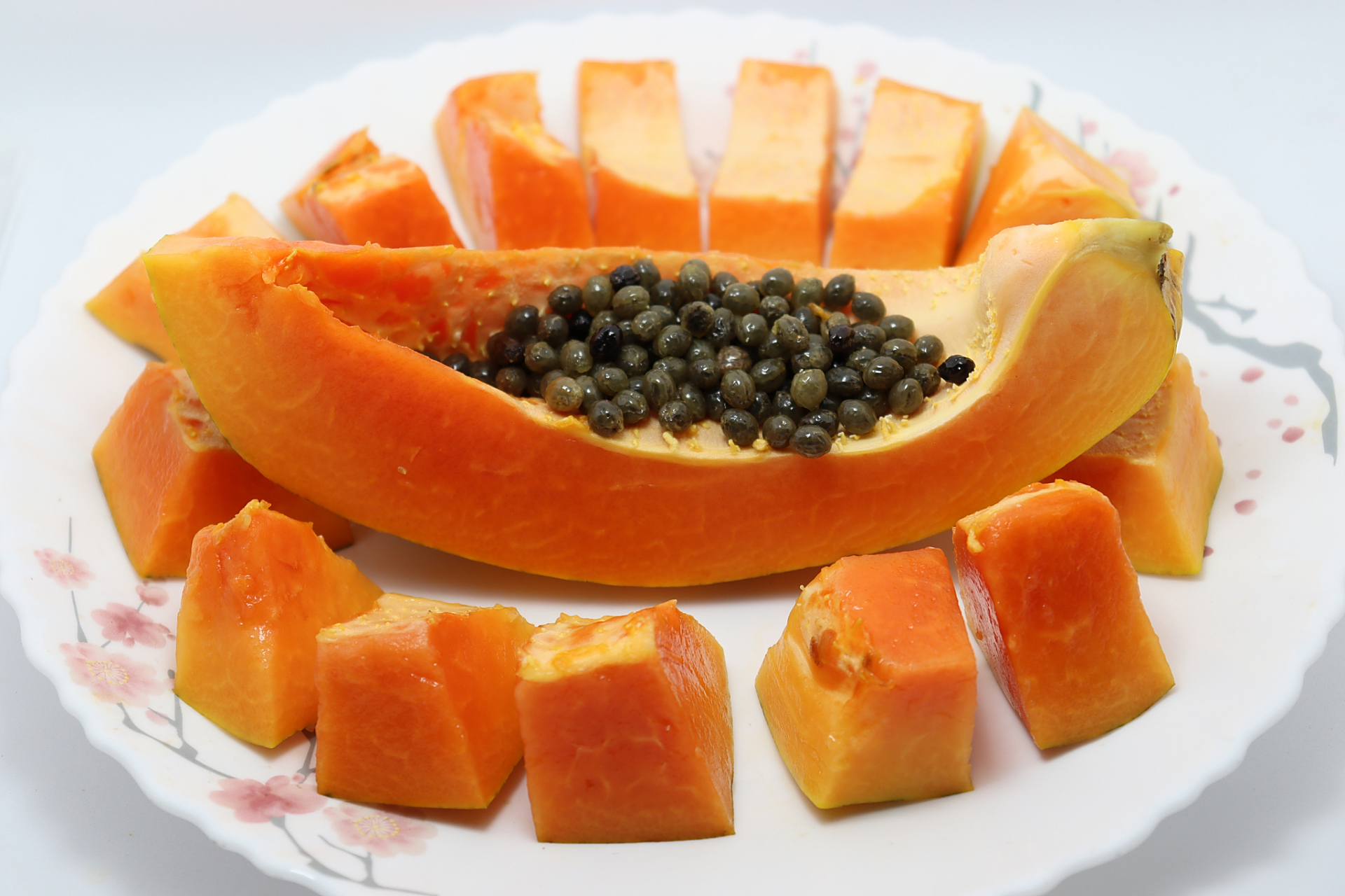 木瓜可以单独食用,也可以和其他食材搭配制作出更加丰富和美味的菜肴.