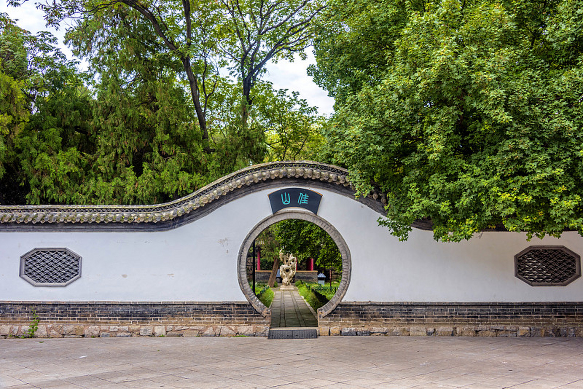 领略古典艺术的韵味,欣赏中式园林的月亮门!