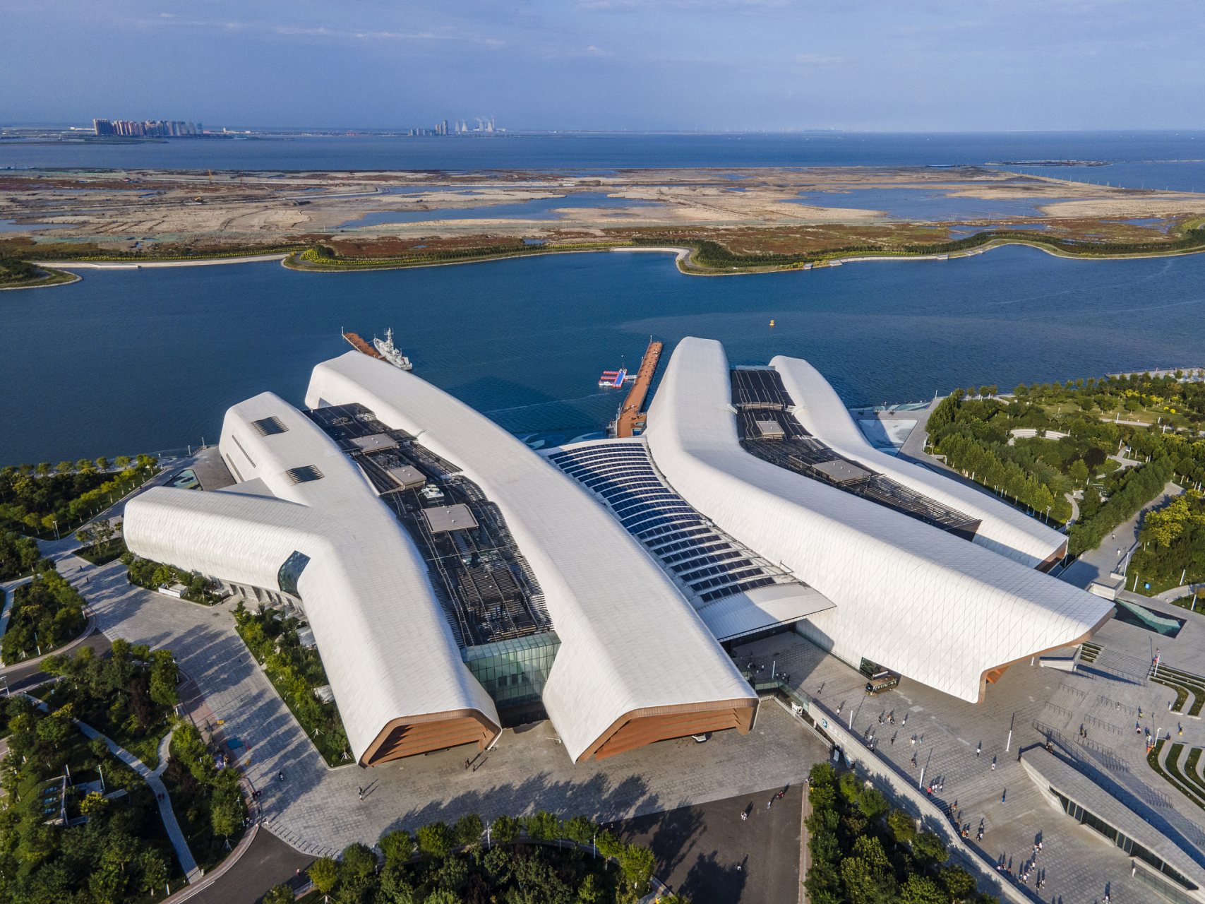 它是我国首座国家级综合性海洋博物馆,展厅面积达 2.3 万平方米.
