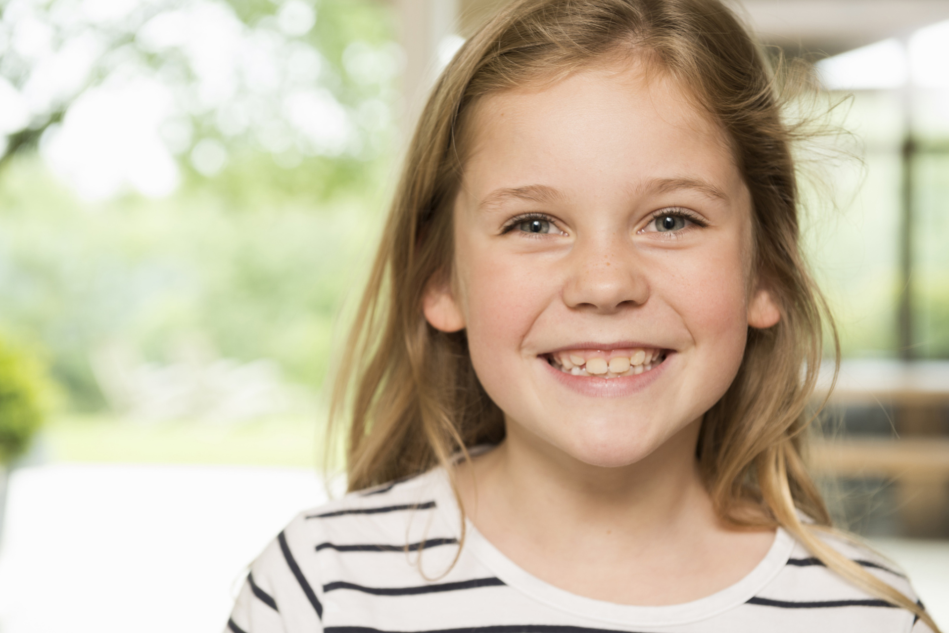 让孩子学会微笑,跟争高分一样重要 社会是一群群的人,孩子未来是要