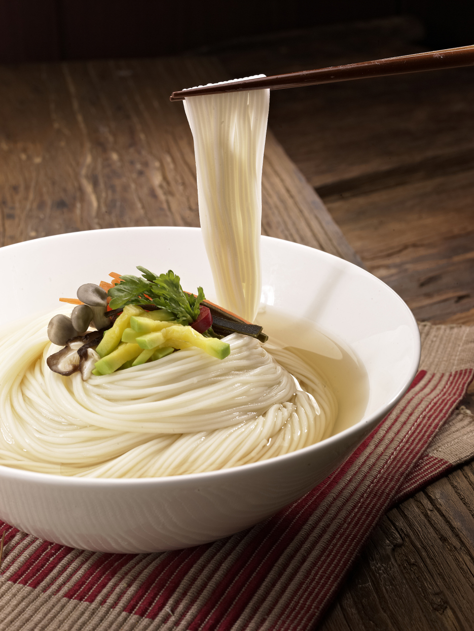 一碗面与一碗面条的热量对比:  11566 面条的热量要高于面条.