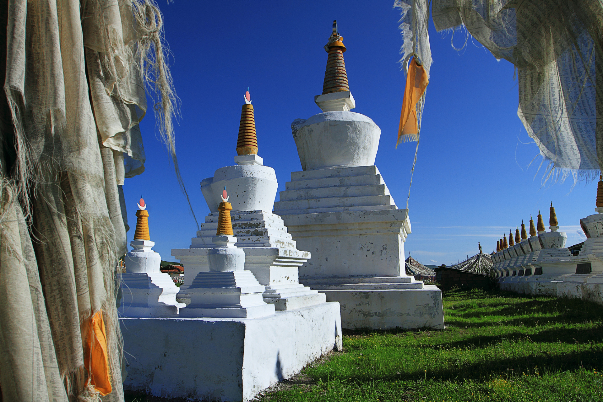 四川道孚白塔位于四川省甘孜藏族自治州道孚县城南的高地上,是一座
