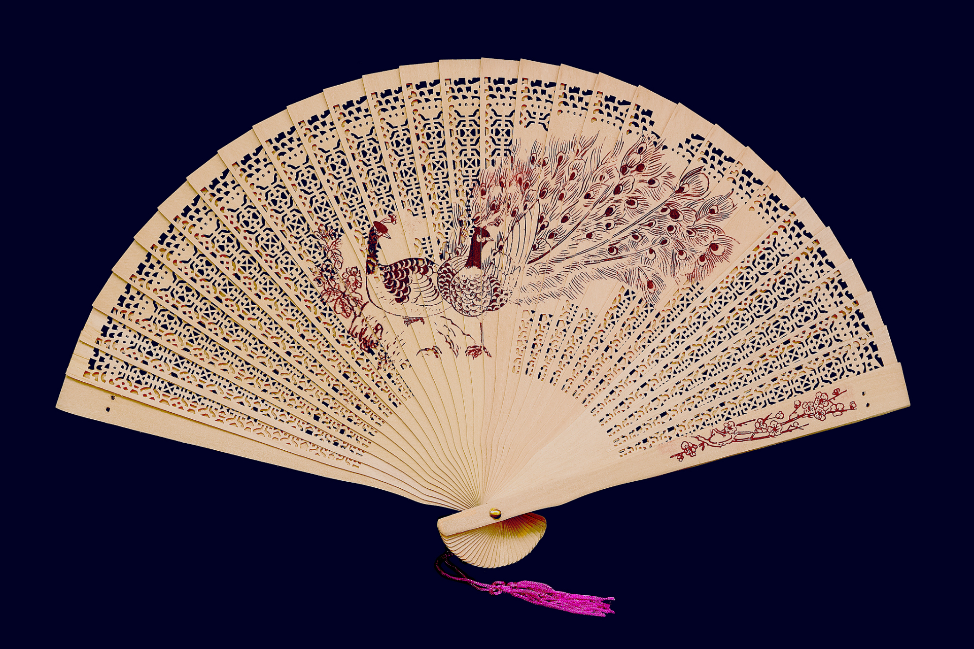 金陵折扇起源于南京,历史悠久,制作技艺精湛,融合了绘画,书法等多种