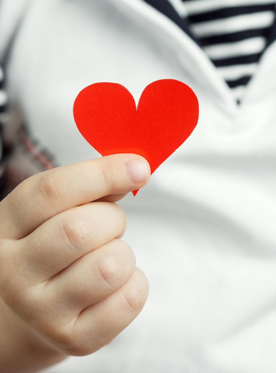 比心,许多人都会,但是,千年前的壁画上,竟然有比心的画面,确实令人