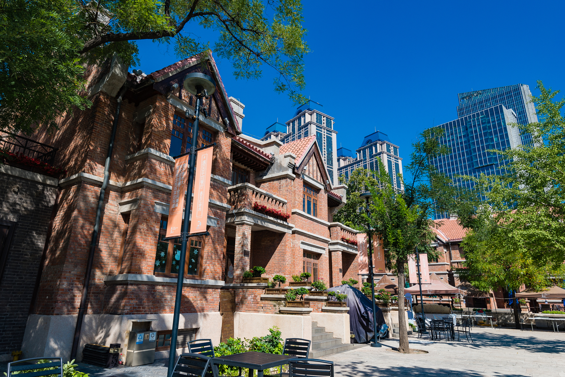 天津五大道文化旅游区,被誉为aaaa级景区,实际包含六条街道:成都道