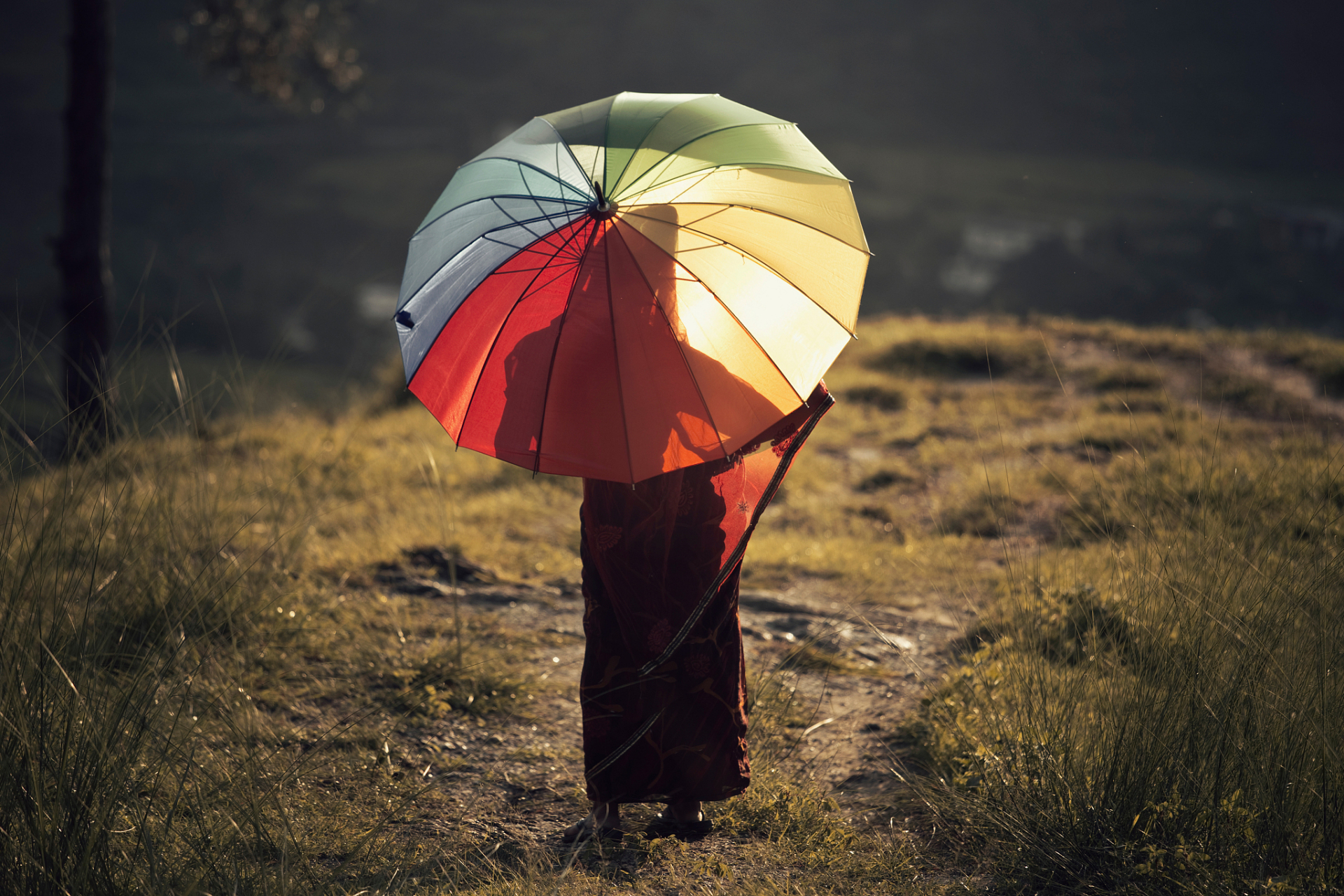 人生如伞,撑得开,收得拢  撑起伞,走在雨中 雨滴打在伞面上,滴答作响