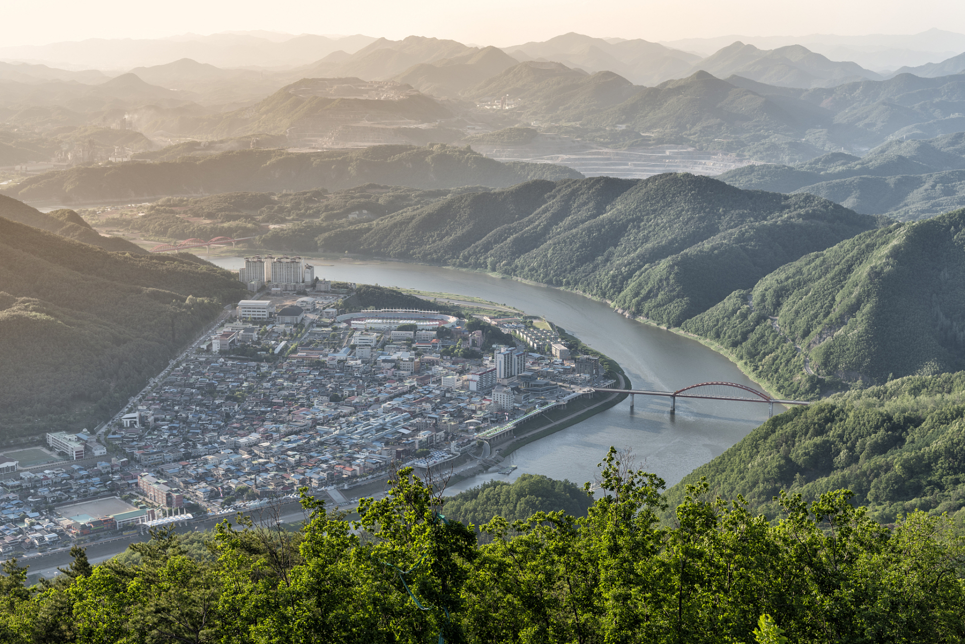 浙江省温州市文成人的性格,如同文成县的母亲河飞云江,在峡谷之中时而