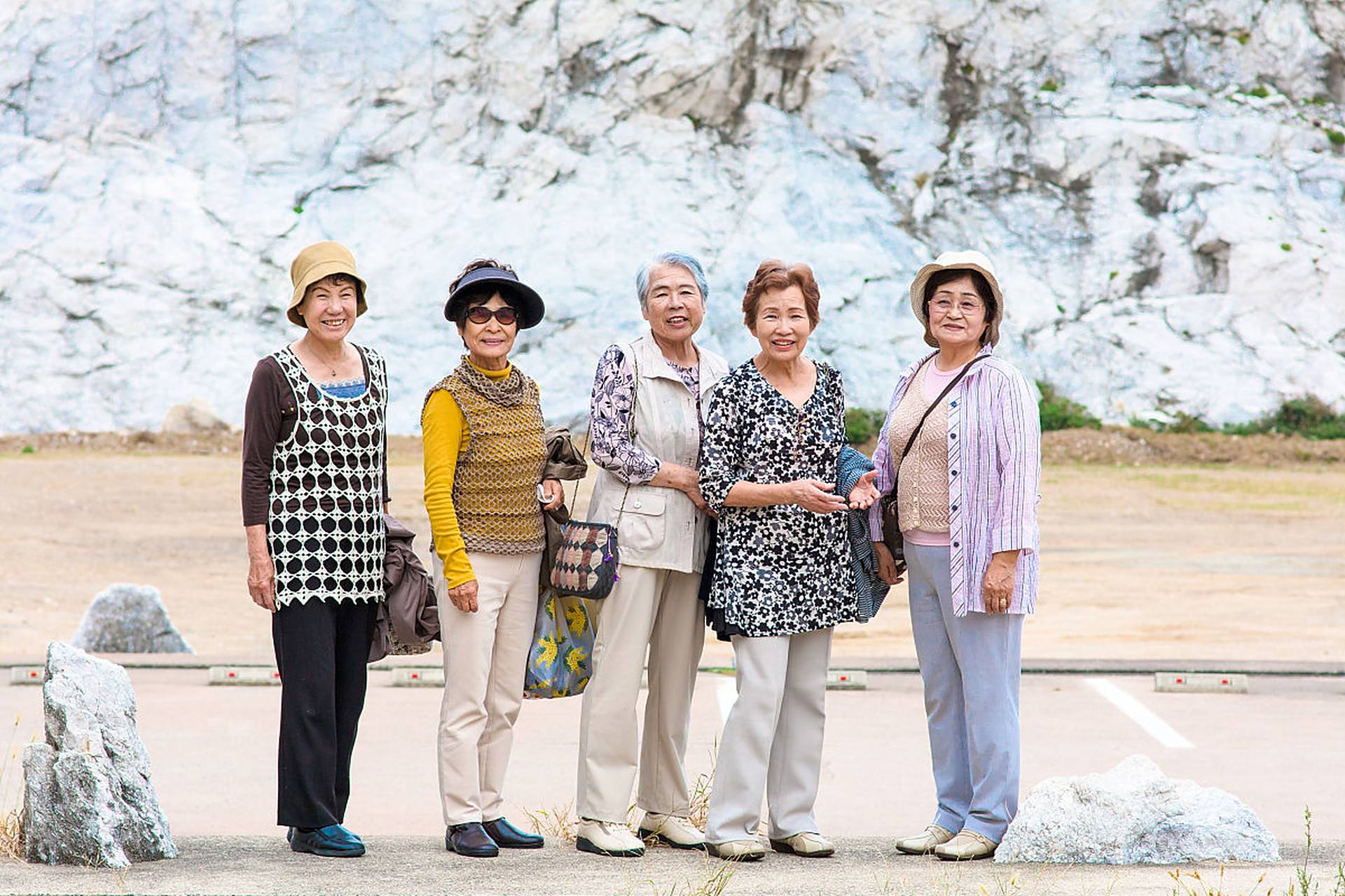 【报名参加旅游团,开启未知冒险之旅!