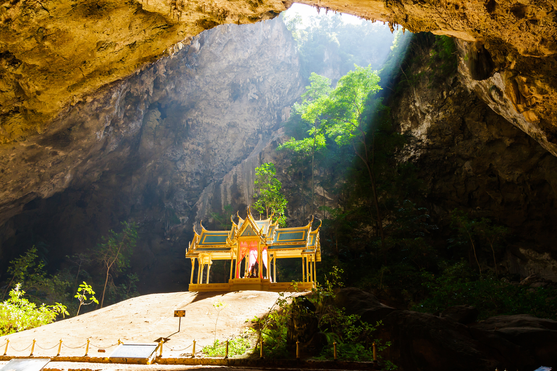 这座位于兰溪市区东郊的明珠景区,以山美,水秀,洞奇,寺幽为特色,被誉