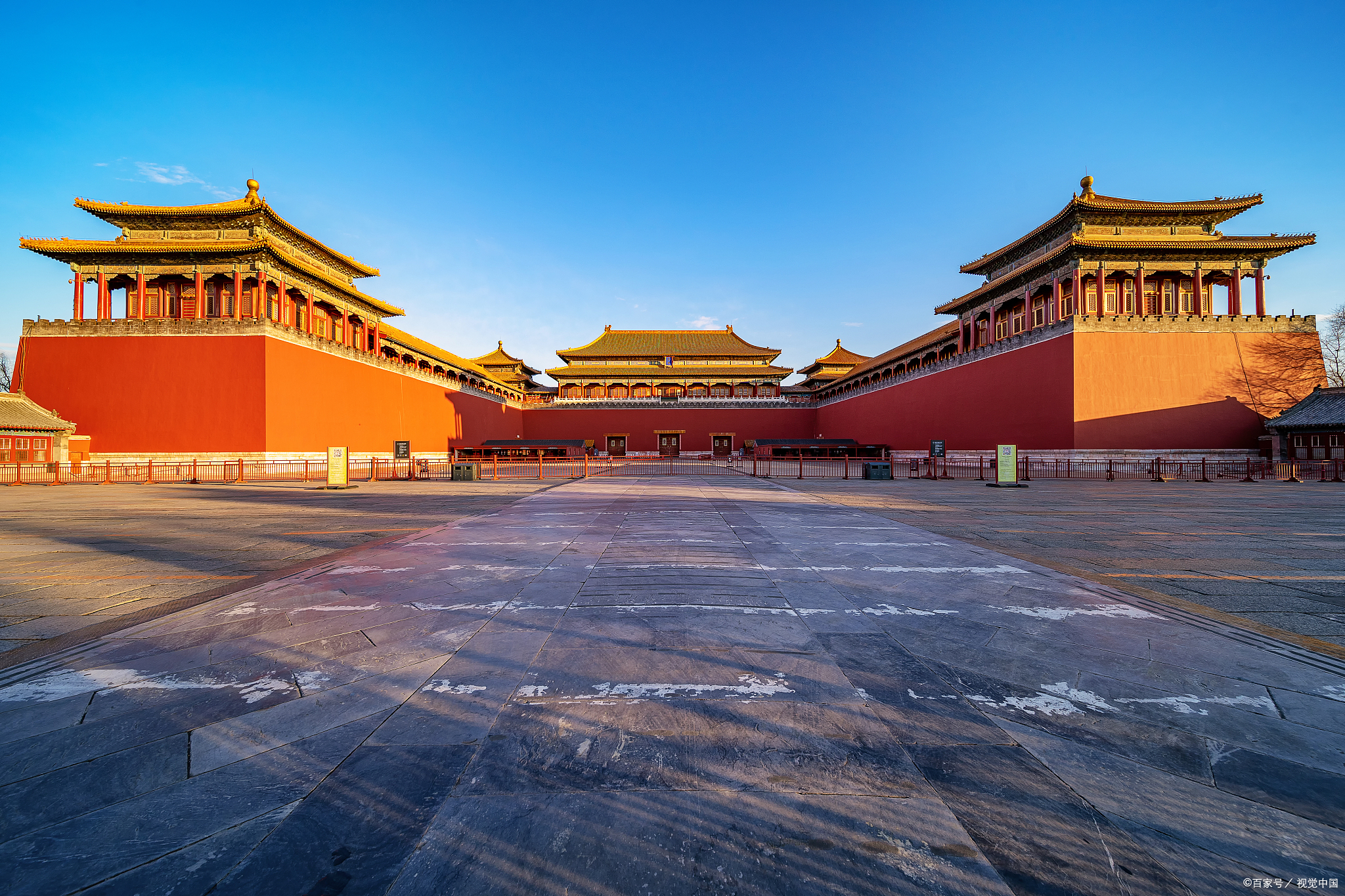 北京故宫是中国明清两代的皇家宫殿,旧称为紫禁城,位于北京中轴线的