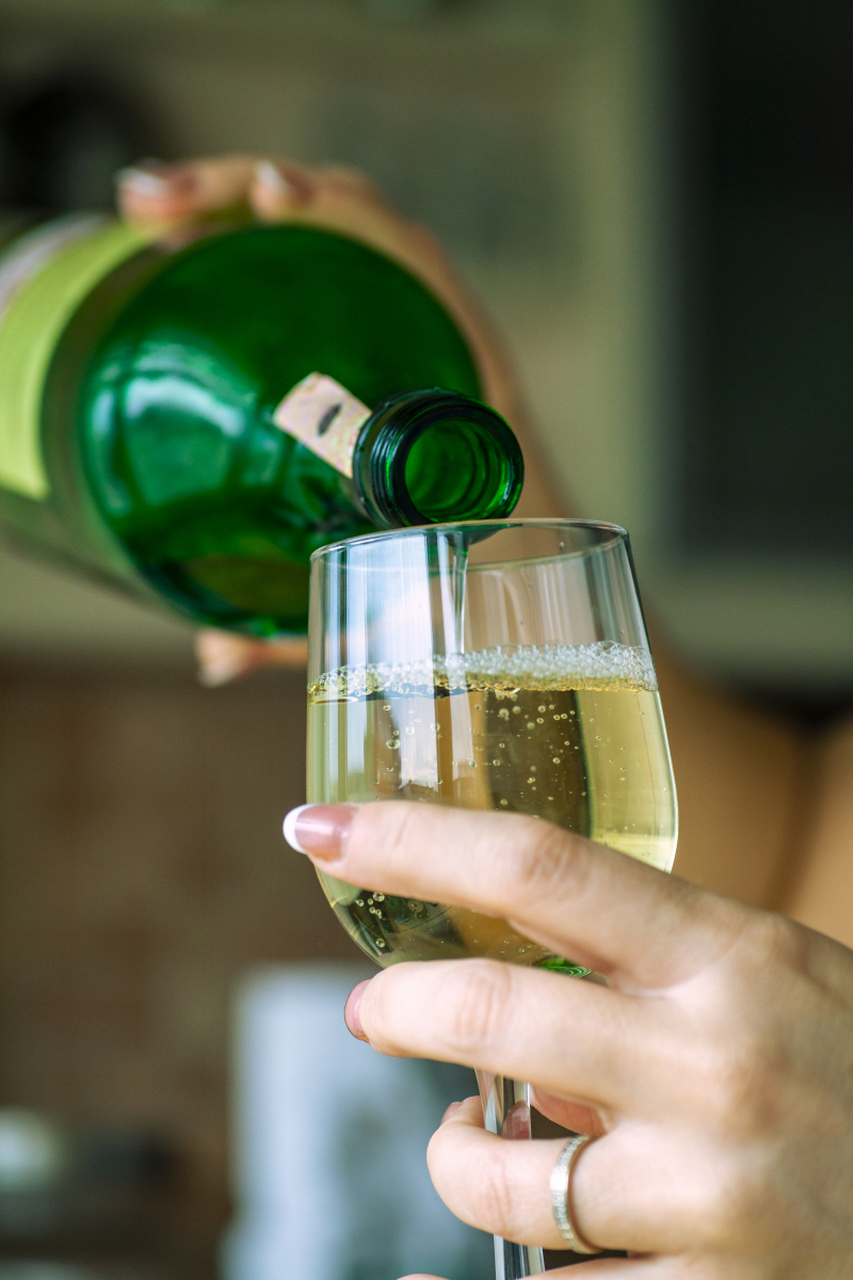 我很久没有喝酒了,当我在拿起酒杯的时候,什么也别问,请帮我倒满!