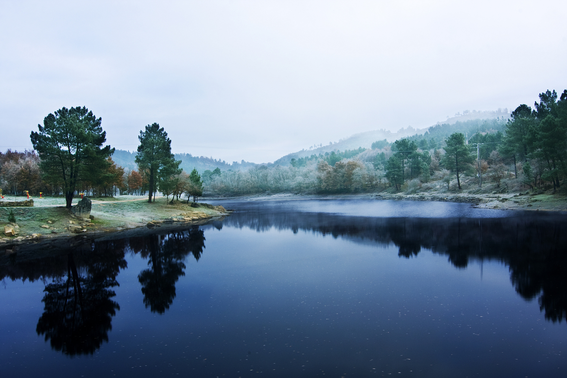 林间松韵,石上泉声, 静里听来,识天地自然鸣佩; 草际烟光,水心云影
