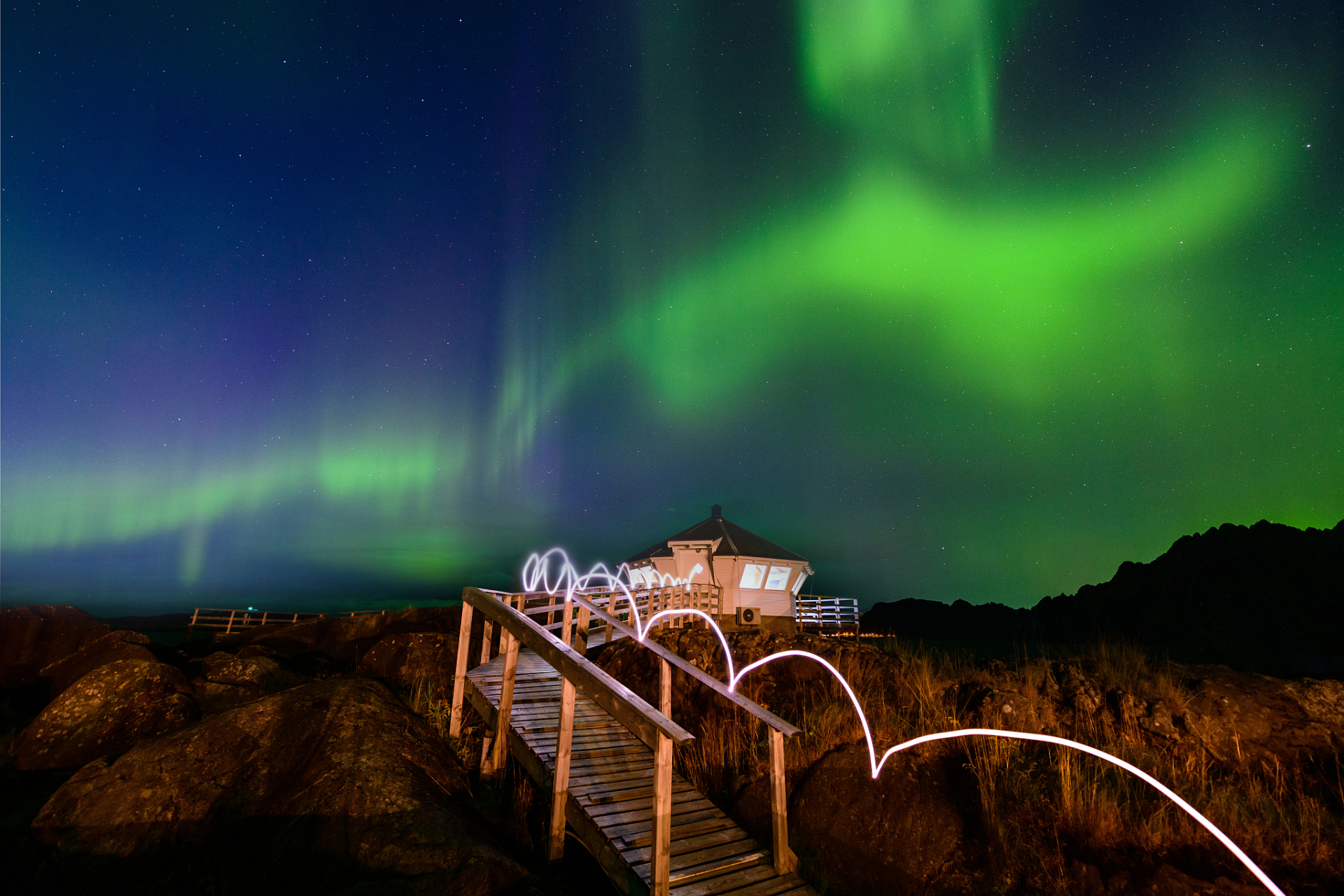 黑龙江的漠河北极村最近出现了超级壮观的极光,简直美哭了!