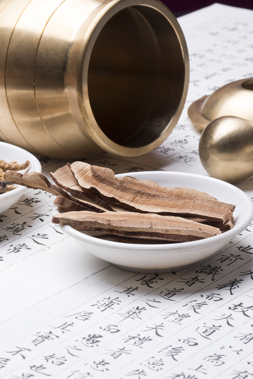 桂皮泡脚的功效与作用  1,帮助血液循环:桂皮泡脚的过程中有助于下肢