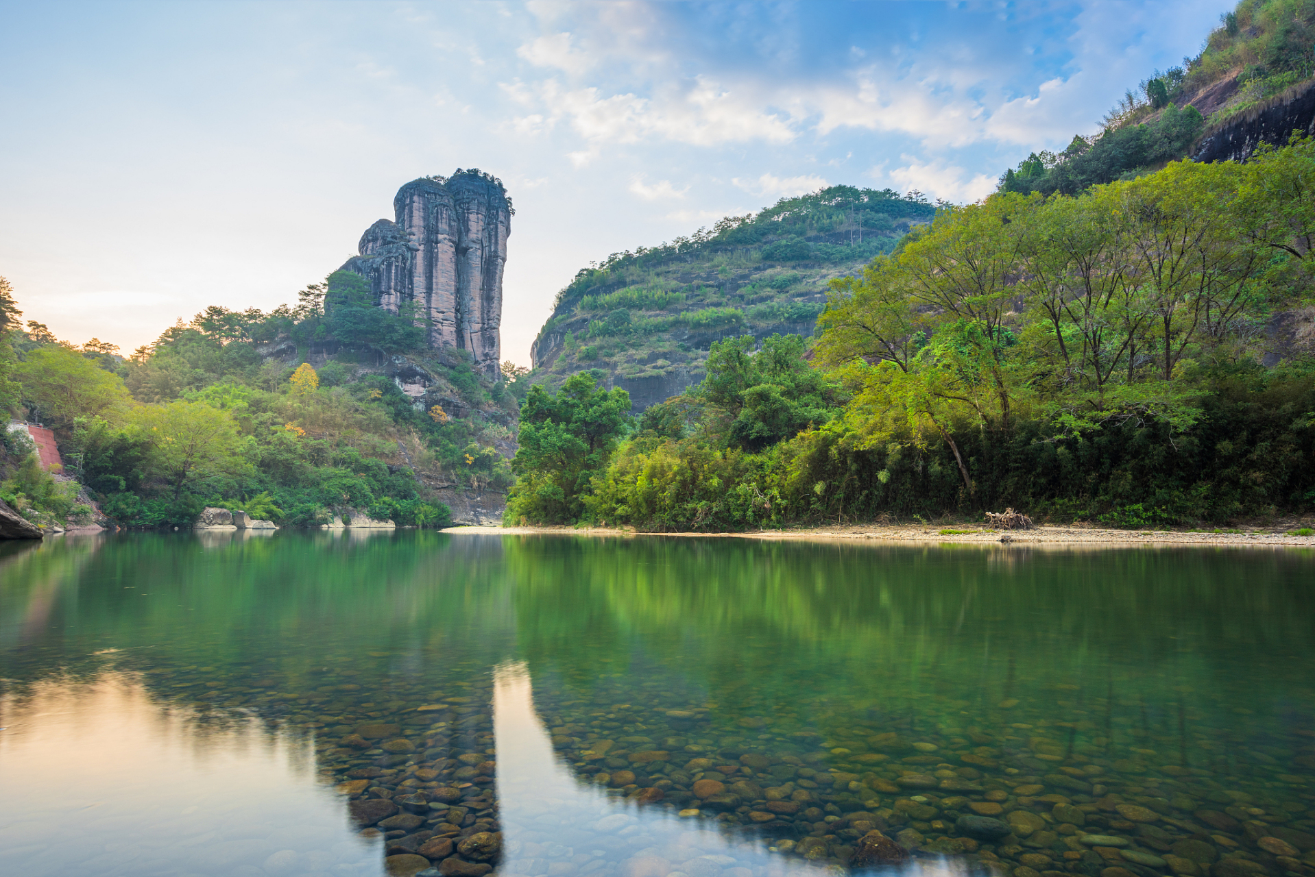 三明市位于福建省中西部,拥有丰富的旅游资源,包括自然景观和人文景观