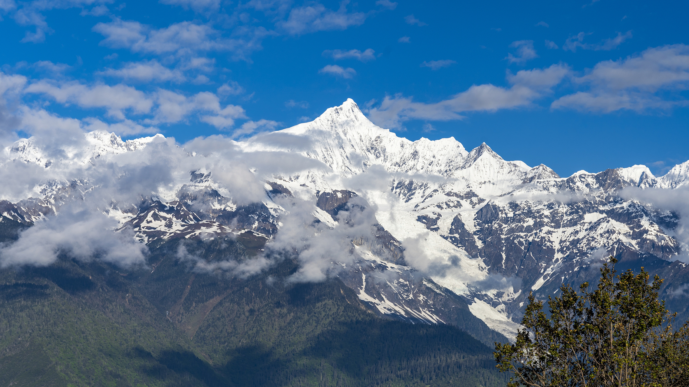 旅行中的治愈日常# 梅里雪山在藏区称"卡瓦格博雪山",当地的藏族让耨
