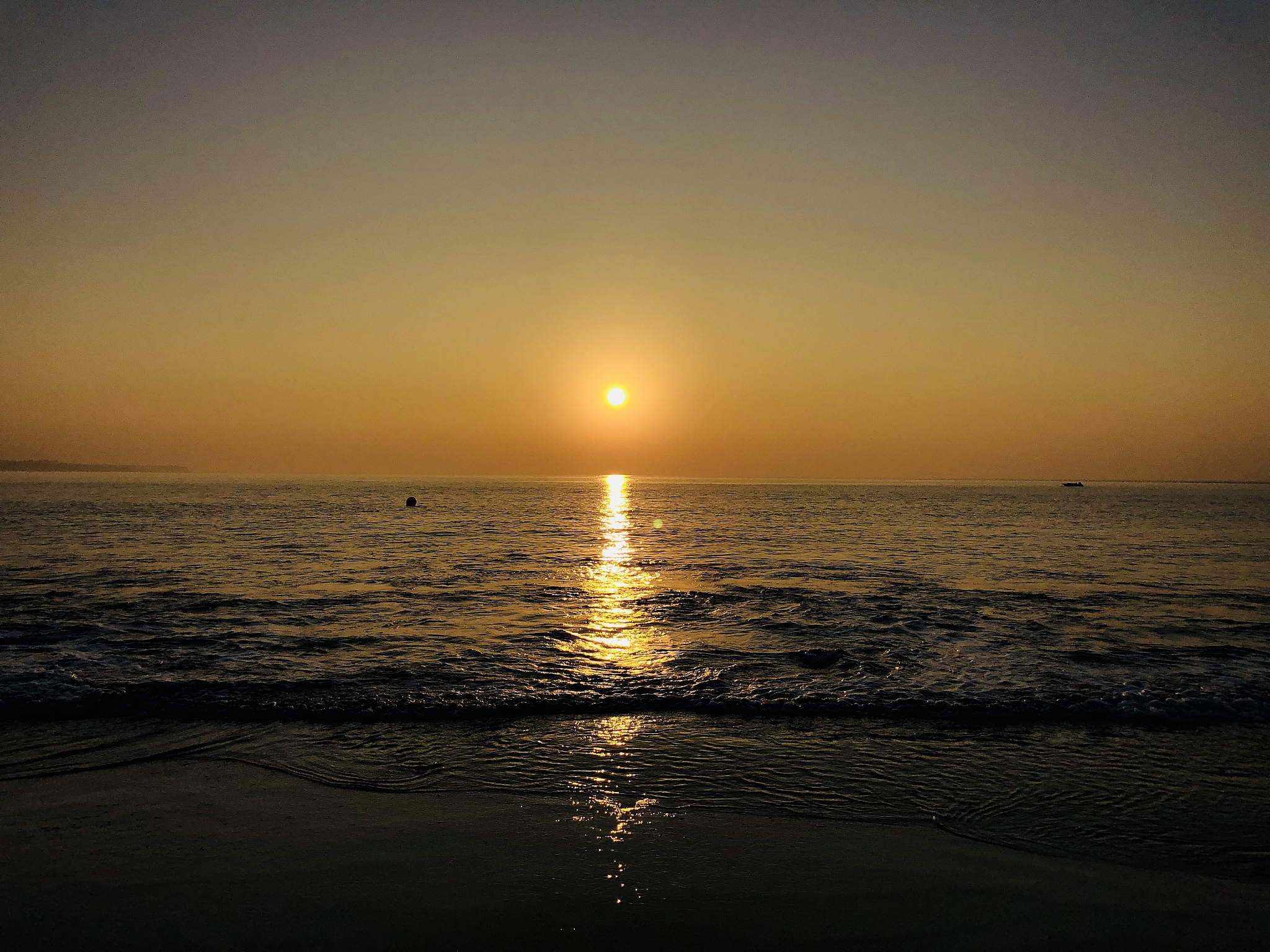 在寂静的晨曦, 我凝望着那无垠的海面, 它低语着,治愈着每一颗破碎的