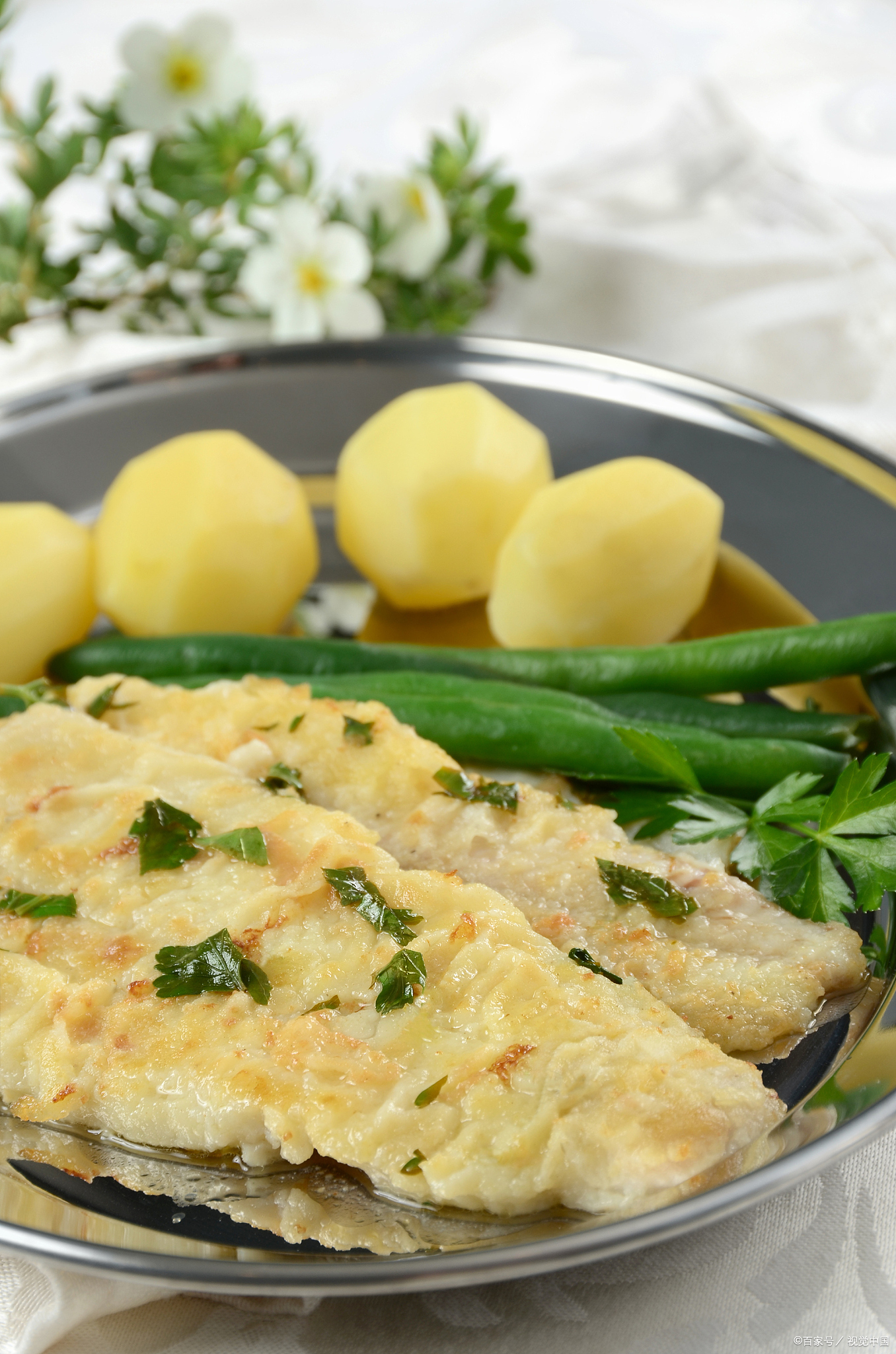 平底锅多放油烧热,先下海蛎煎到边缘微卷,倒入粉浆摊成圆饼,煎到底部