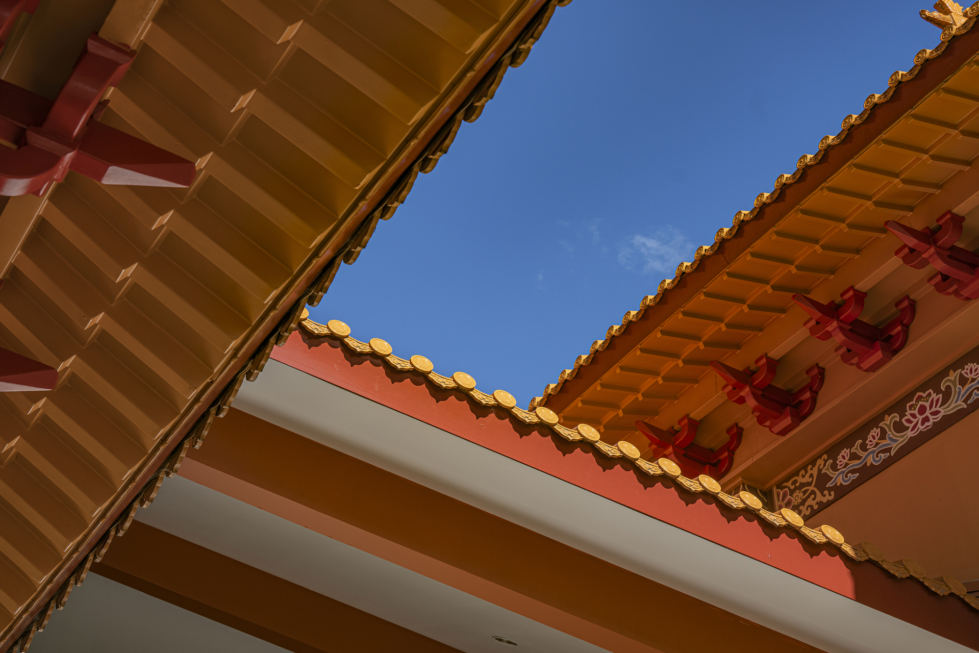 故宫的房顶作为中国传统建筑的代表,具有独特的设计和意义.