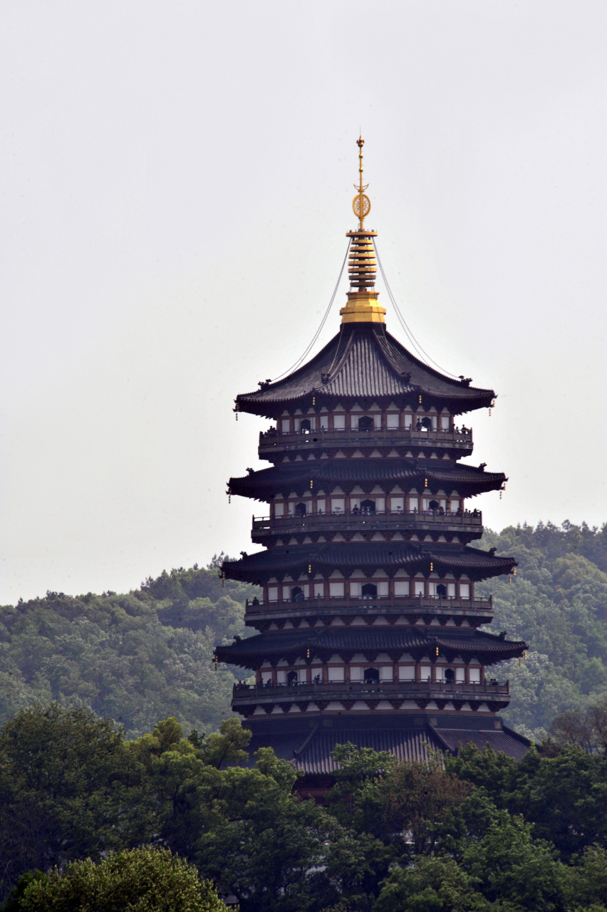 #爱上杭州的千种理由# 杭州雷峰塔是一座充满历史底蕴的古建筑,位于杭