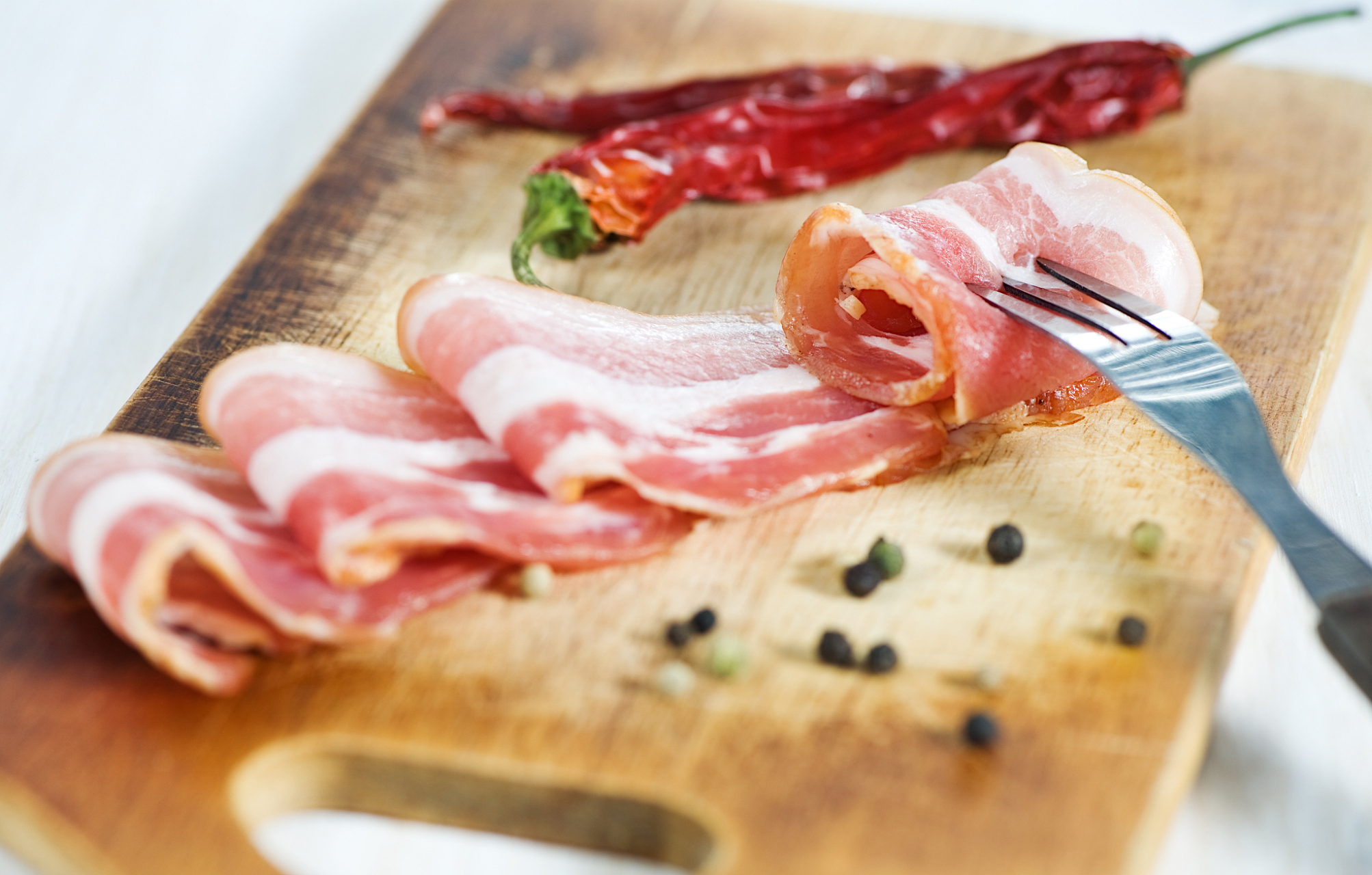 培根(bacon)是由英语"bacon"音译而来,其原意是烟熏肋条肉(即方肉)或