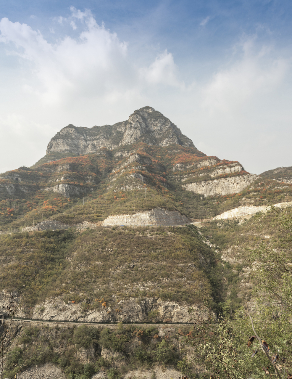 邙山位于河南,是历史古迹与自然景观的完美结合.