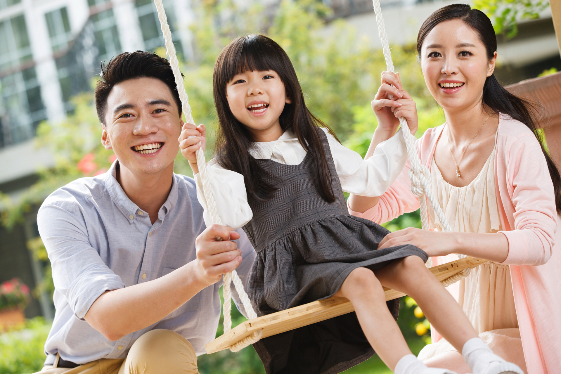 很多父母不会正确的家庭教育,为孩子所面临的的各种问题头疼不已;其中