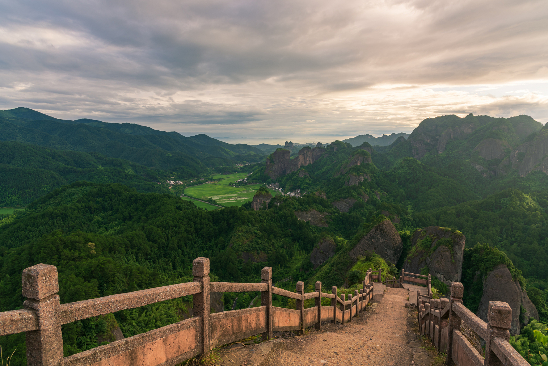它位于湖南省邵阳市新宁县崀山镇,是中国丹霞地貌的一部分.