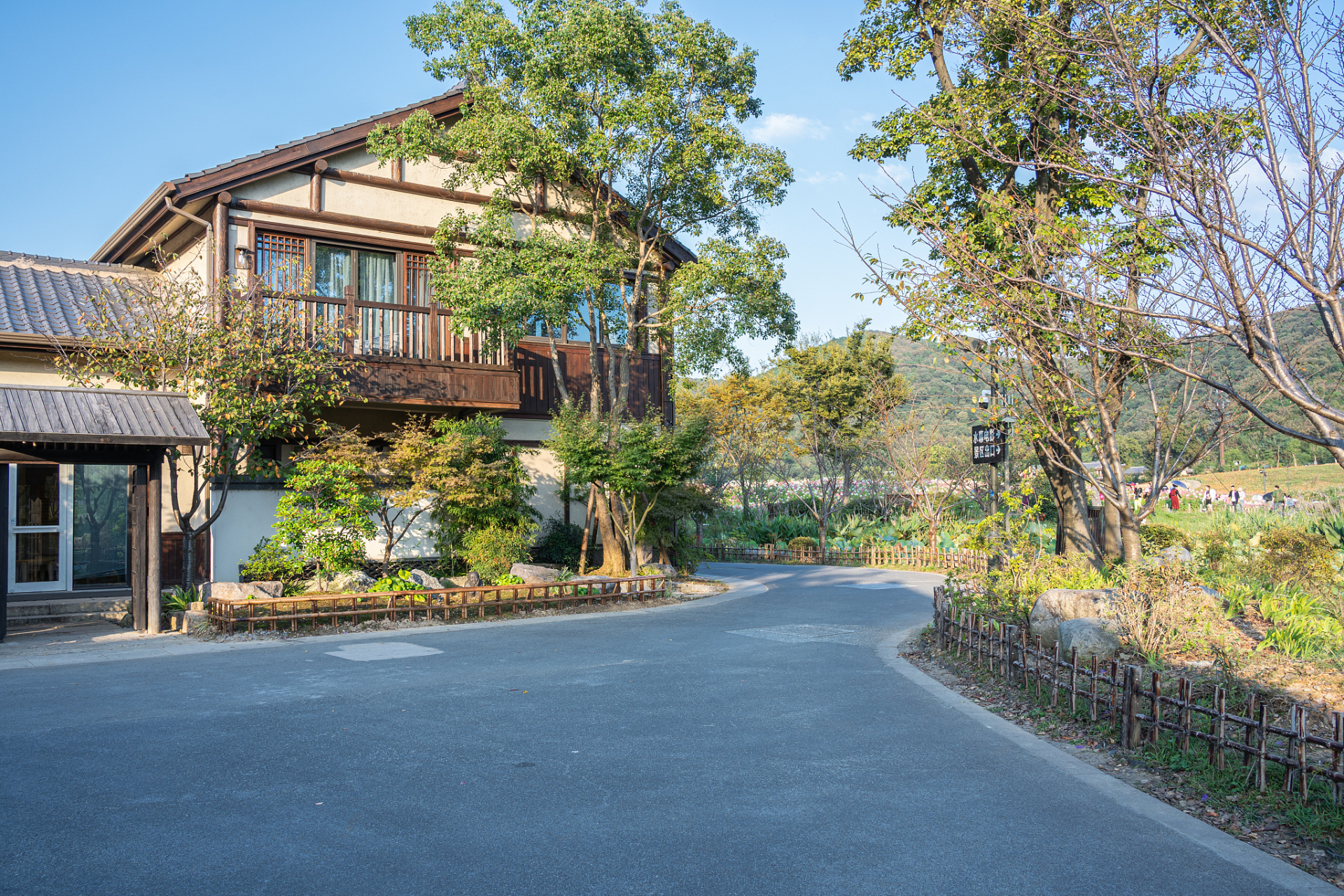 湖州原乡小镇,坐落在浙江省湖州市妙西西塞山风景区核心区.