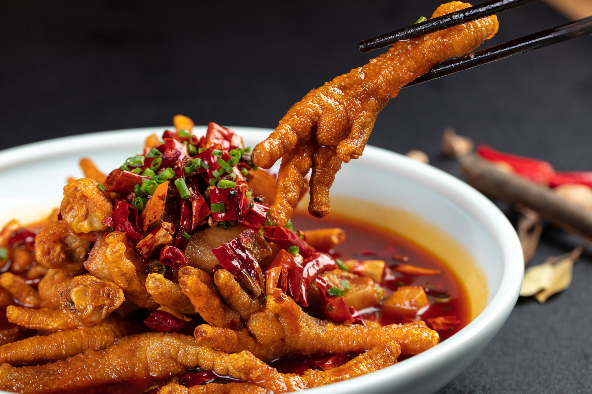 辣脚,也称辣鸡爪,是黎里古镇的招牌特色菜,香辣,甜辣可口,蒜香飘逸.