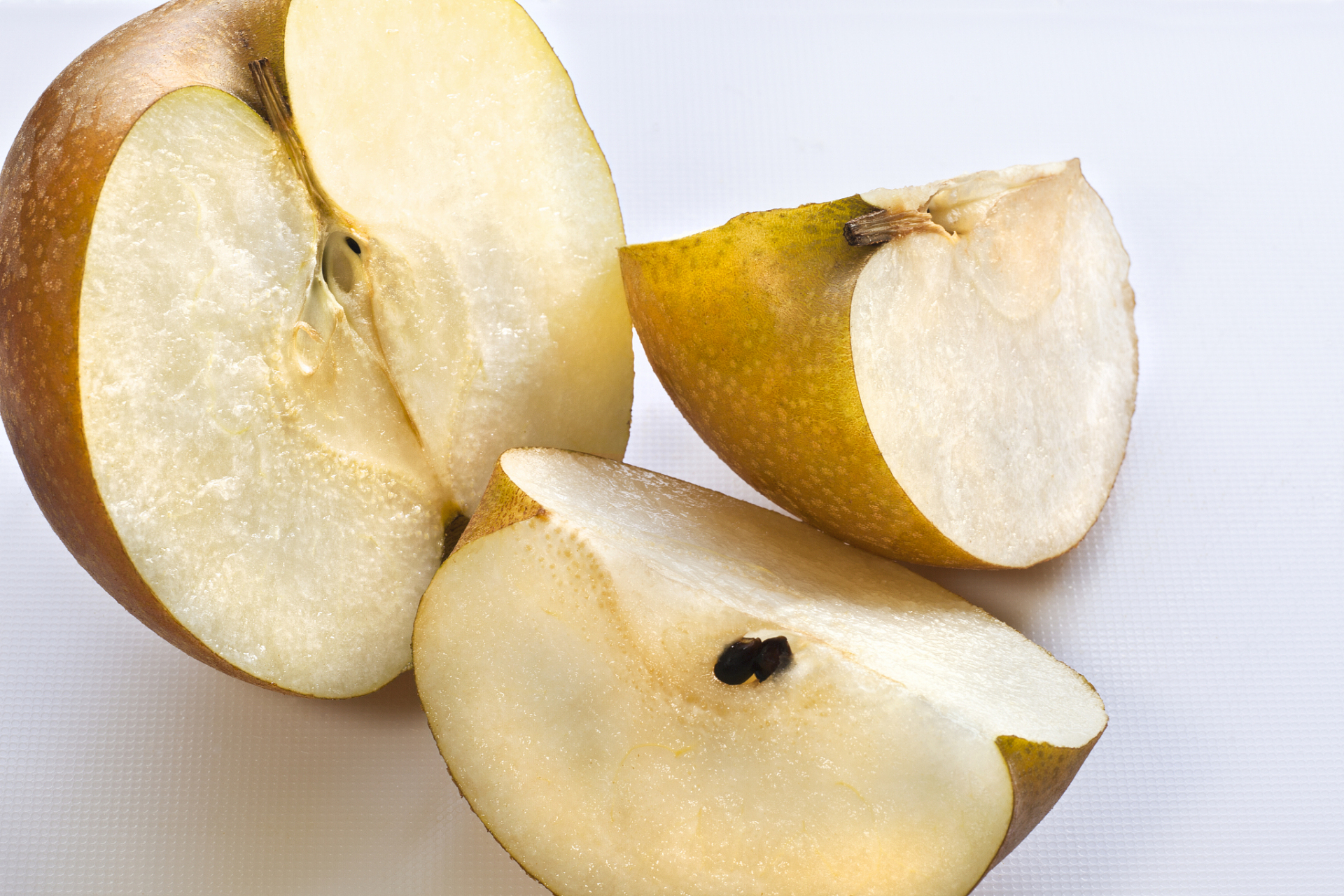 红心梨被赋予神秘和吉祥的寓意,而现代科技则通过基因改良培育出红心