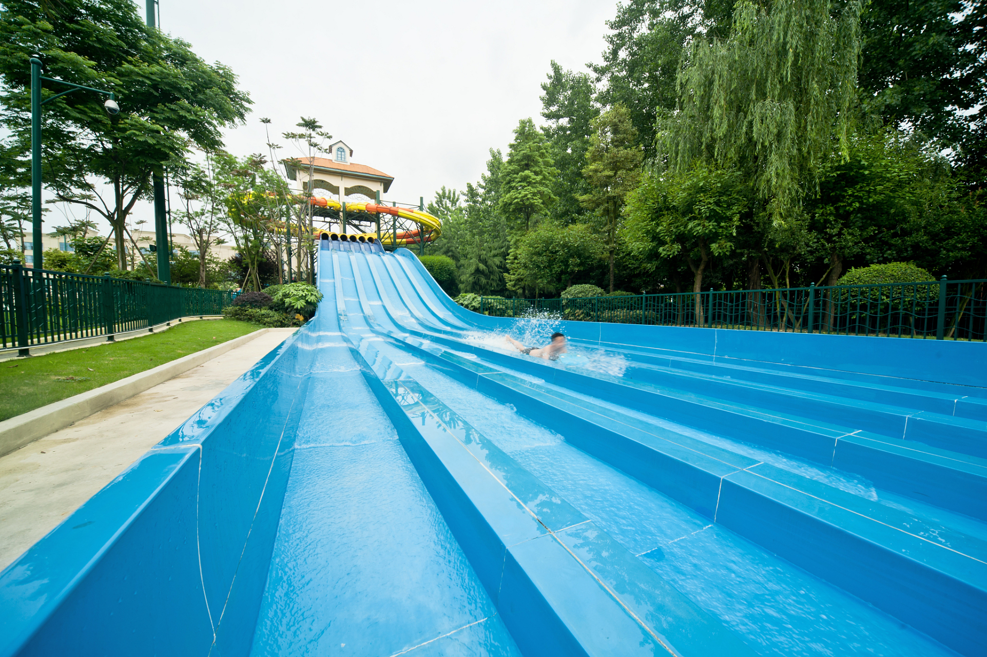 重庆秋天的水上乐园与滑水乐趣 重庆位于长江上游,有着丰富的水上资源