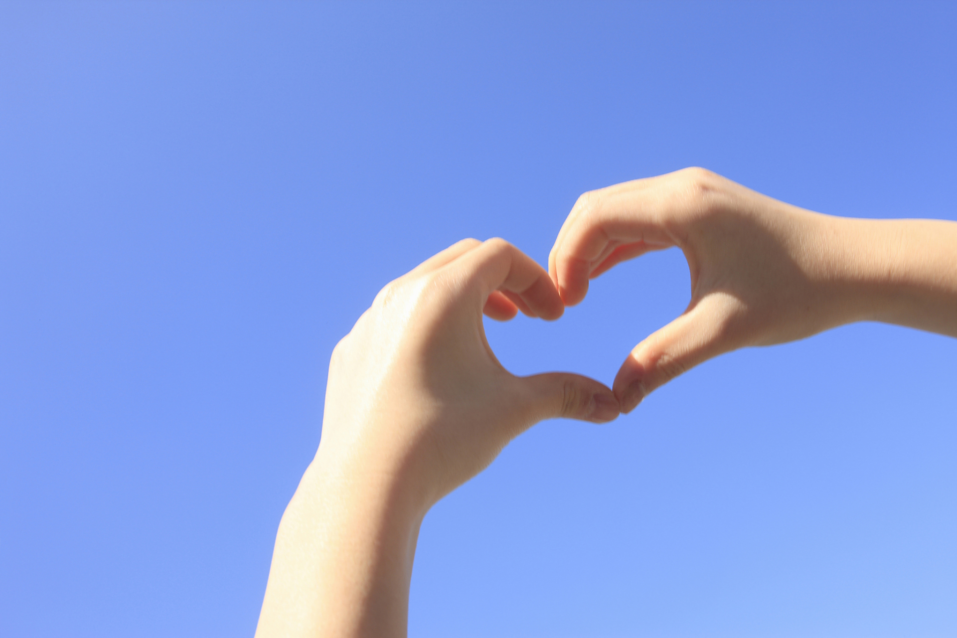 比心,许多人都会,但是,千年前的壁画上,竟然有比心的画面,确实令人