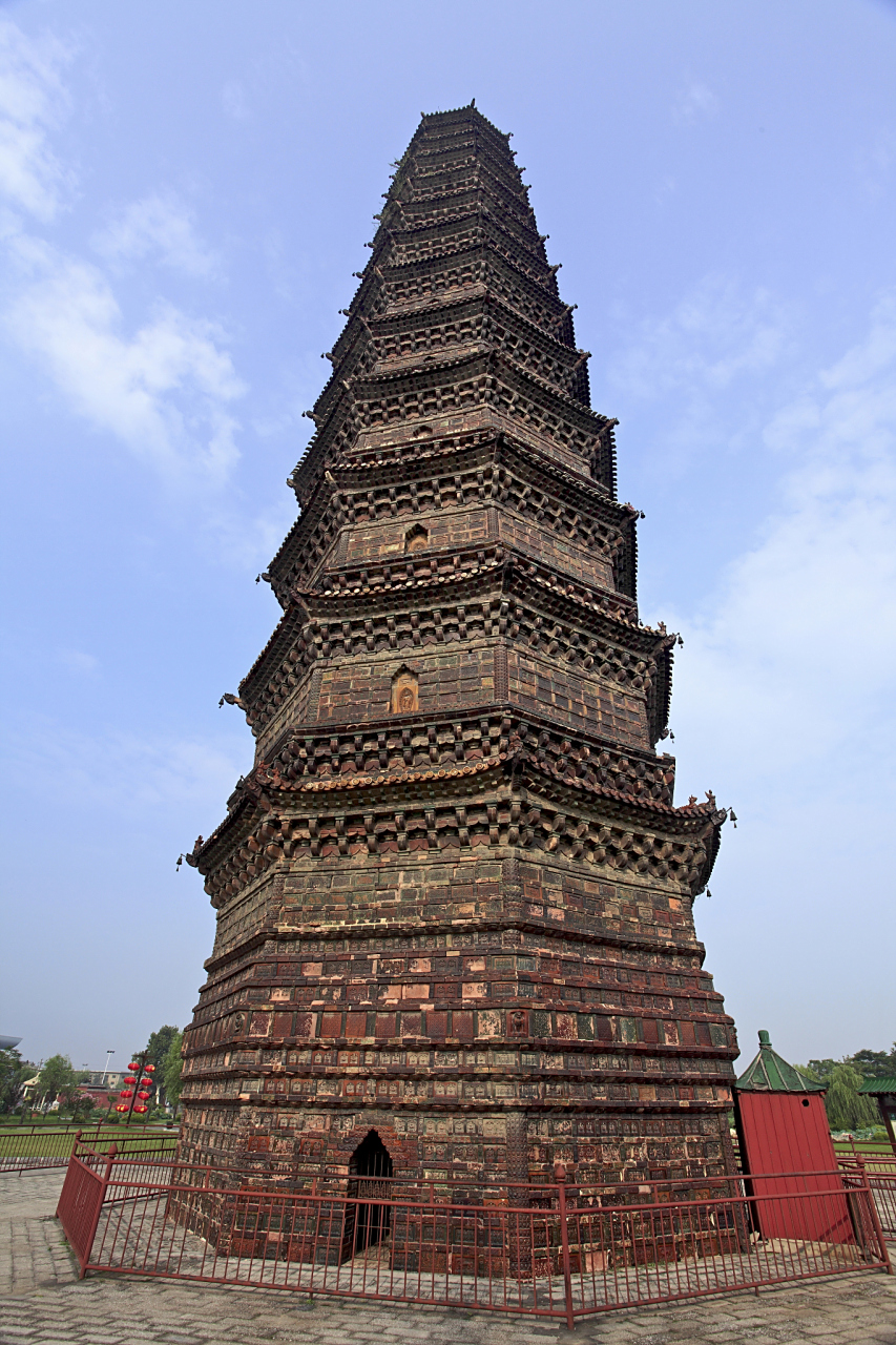 开封铁塔,北宋时期的建筑瑰宝,得名于塔身特殊的褐色琉璃砖.