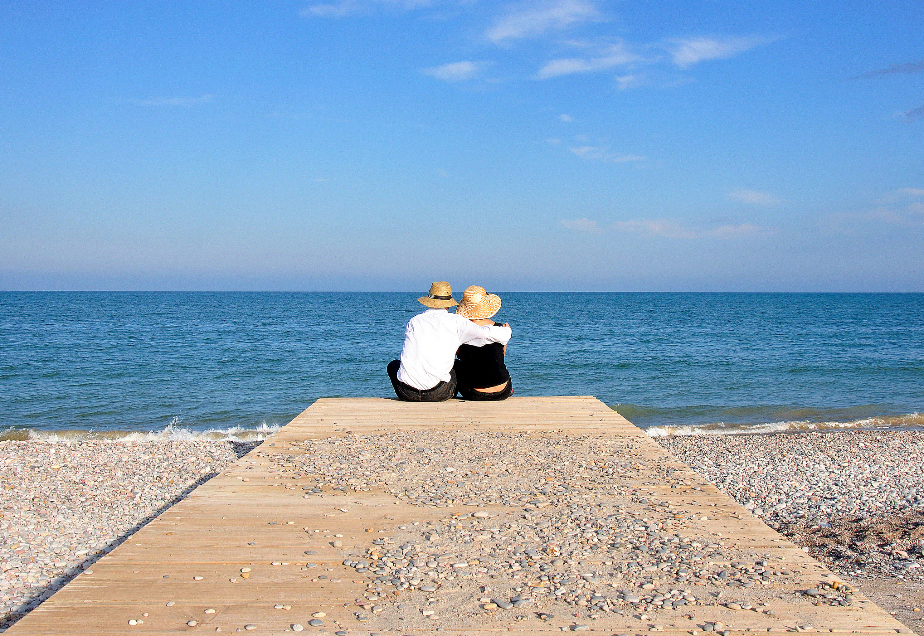 我的邻居是一对非常恩爱的恋人,他们每天都去在海边看日出,晚上去海边