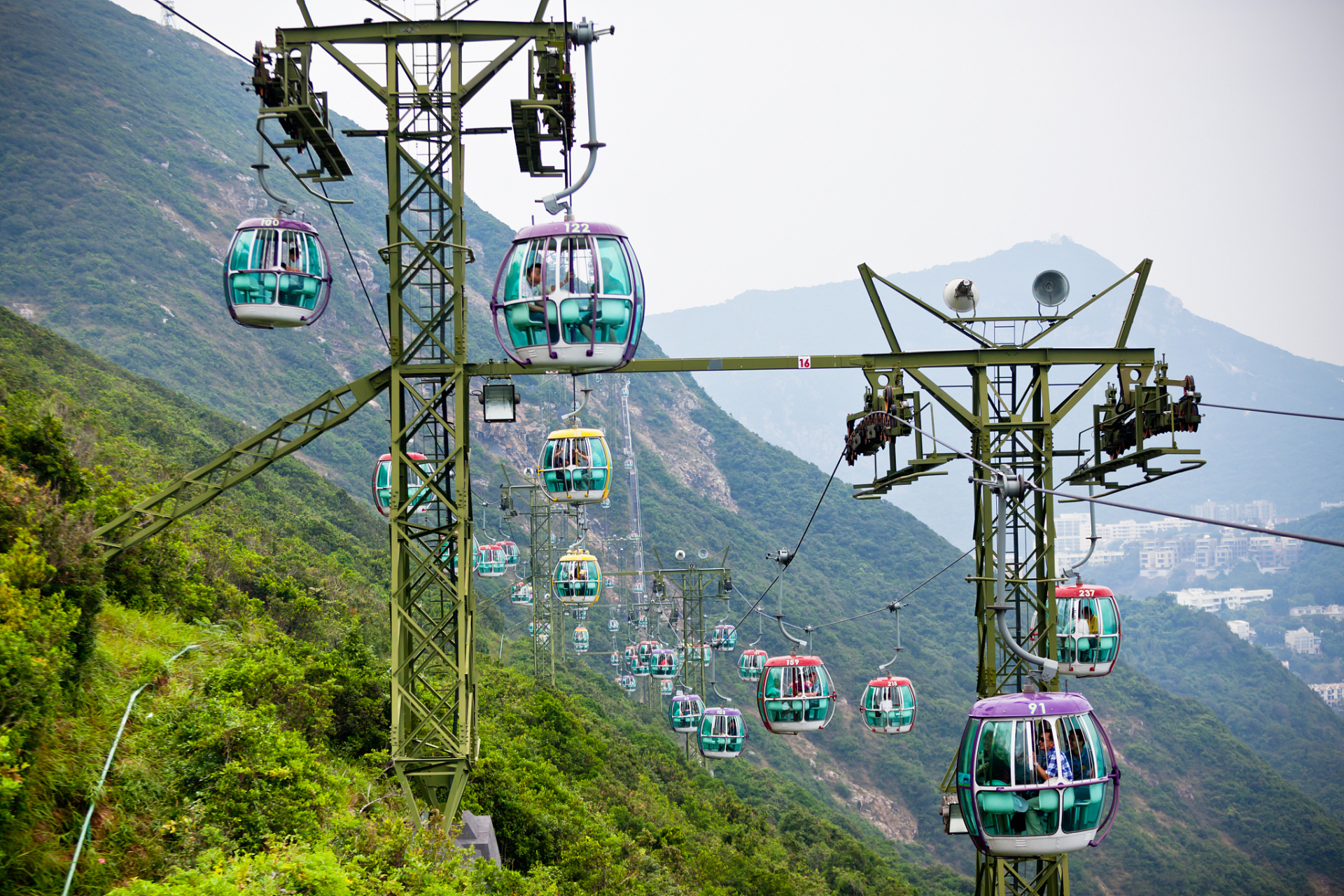 你可以搭乘观光索道,从空中俯瞰整个千岛湖的美景.