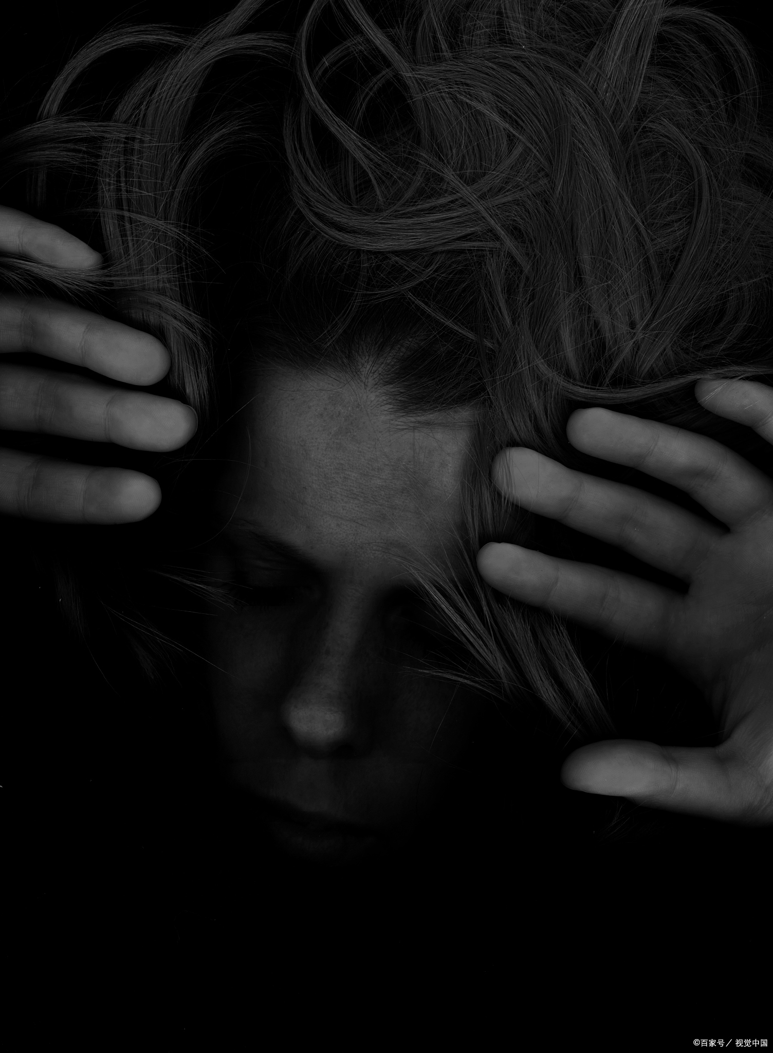 简单来说,双向障碍就是我们常说的"双相情感障碍",它就像心情的过山车