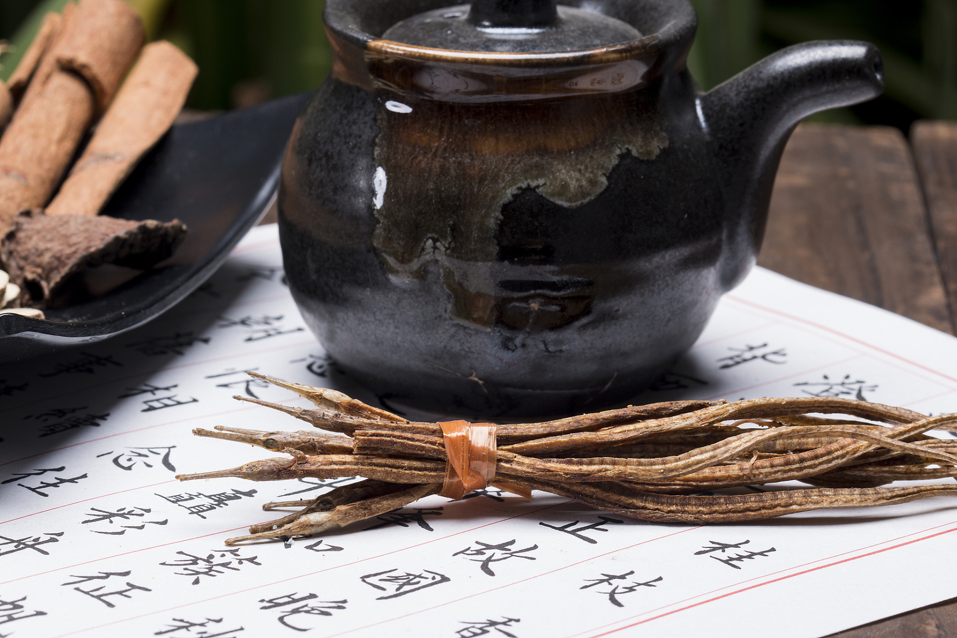 羊皮叶根泡醋没有治足癣的功效.