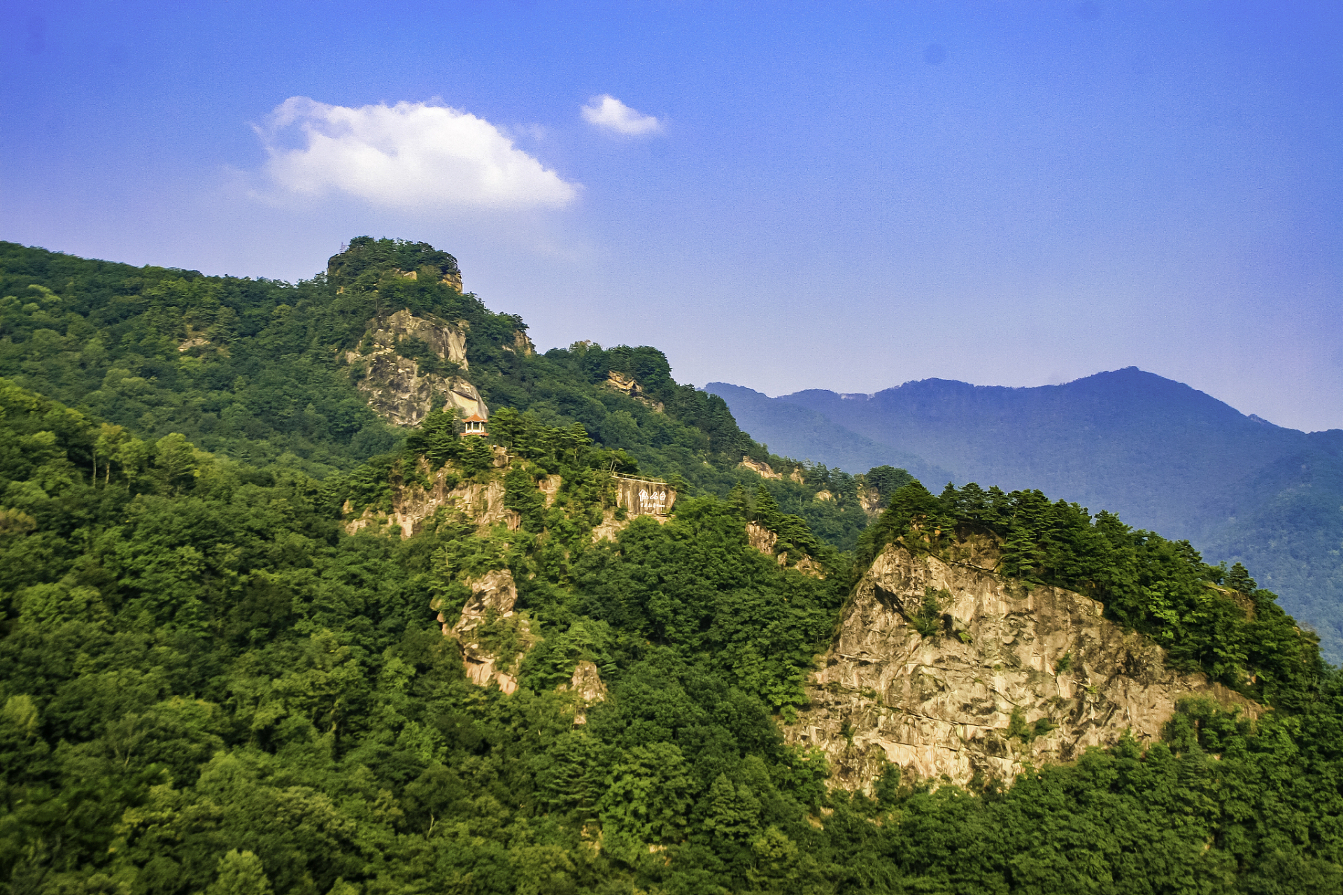五女峰国家森林公园,位于吉林省集安市北边,距离通化市区和集安市区都
