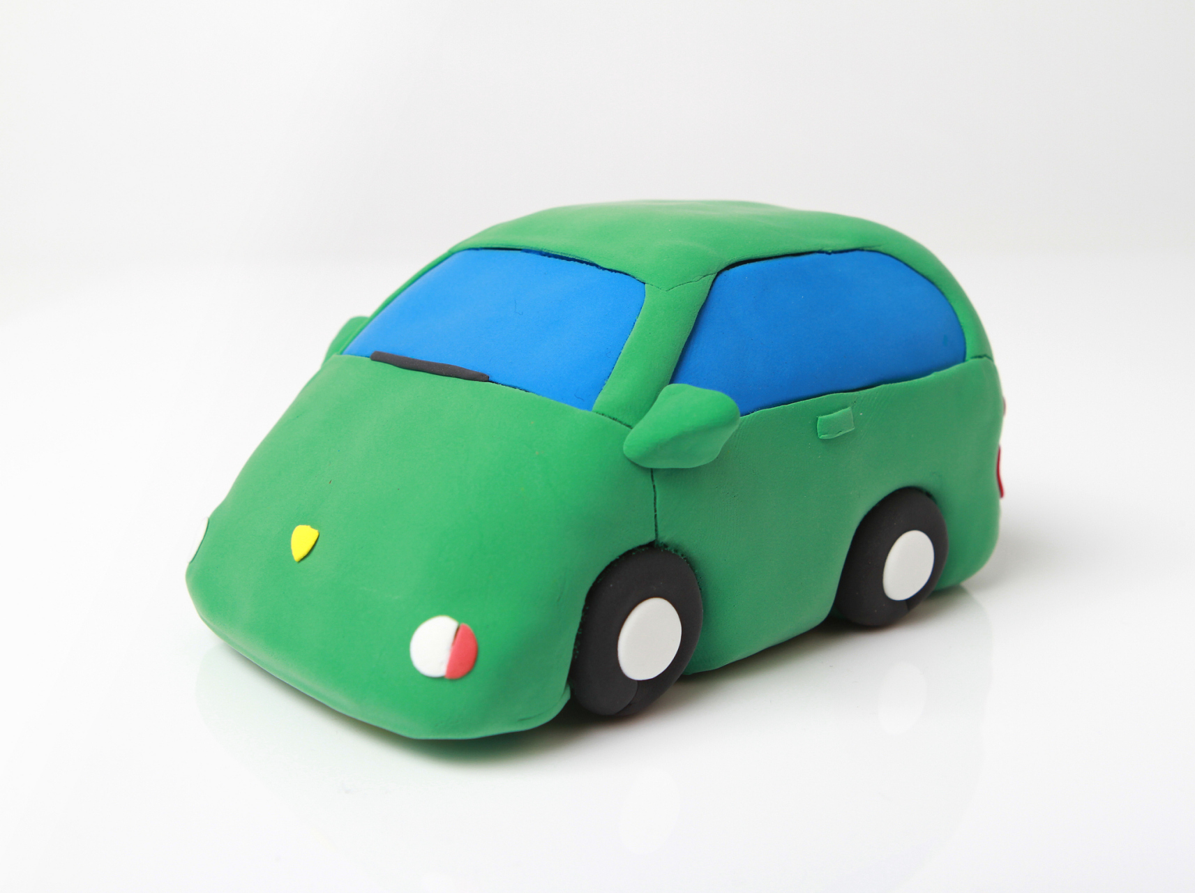 橡皮泥制作小车,开启创意之旅!搓圆,压扁间释放无限想象.