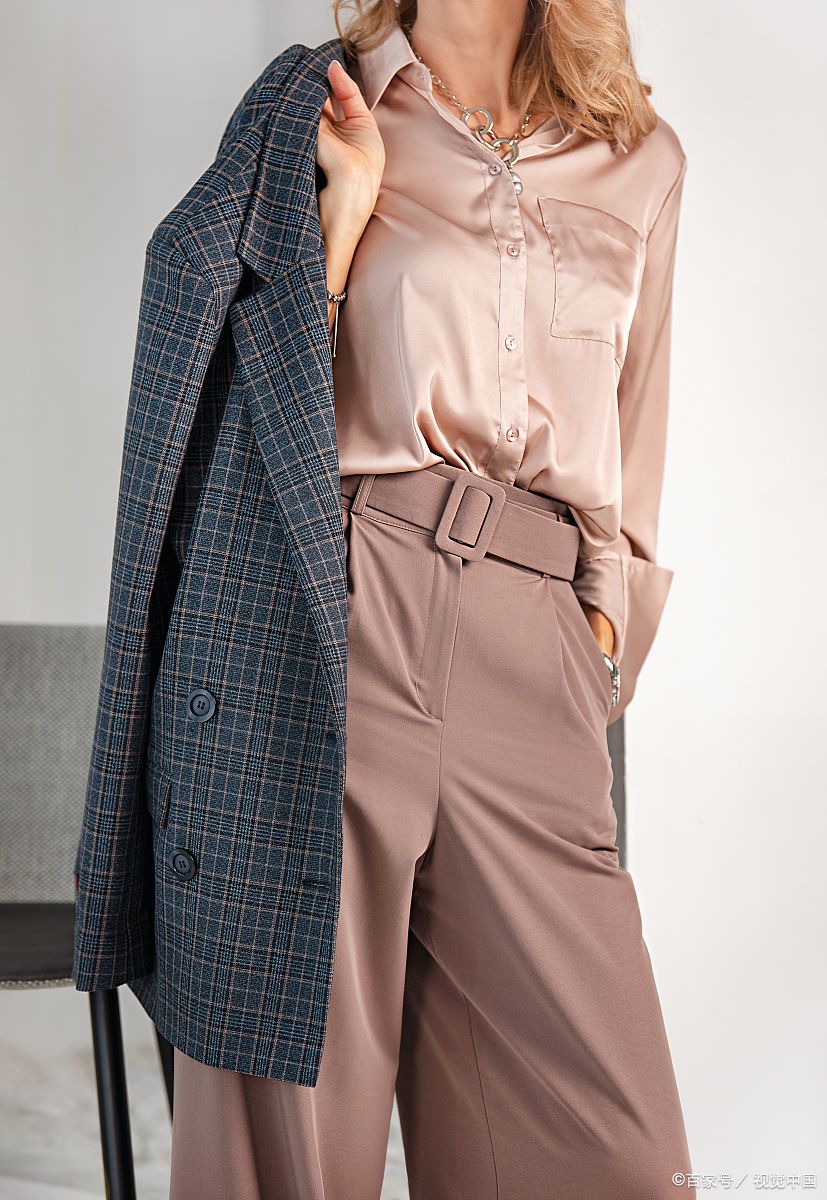 秋日旅游女生穿搭:时尚与舒适的完美结合