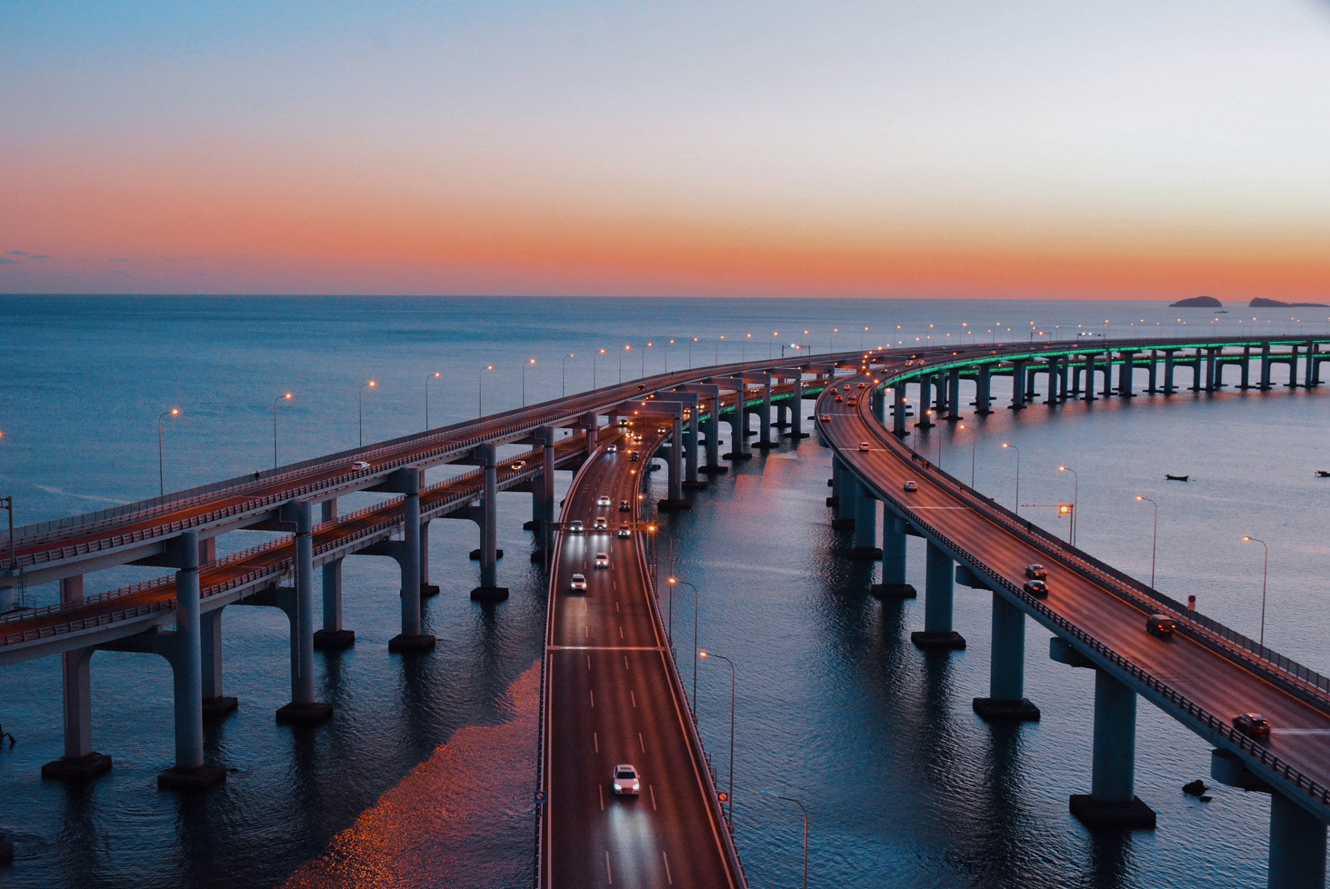 镜头里的春天#  春游大连星海湾跨海大桥上,感受着海风拂面的清爽与