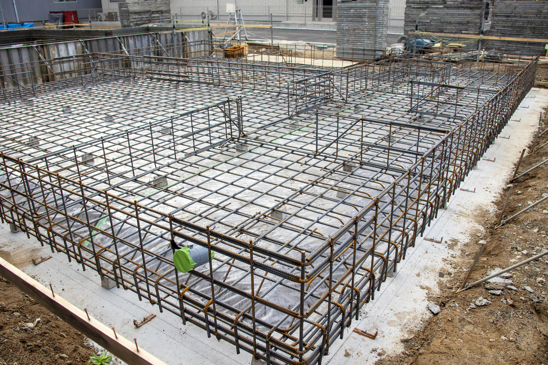 文章总结了工程建设中常见质量问题及防治措施,包括模板,钢筋,混凝土