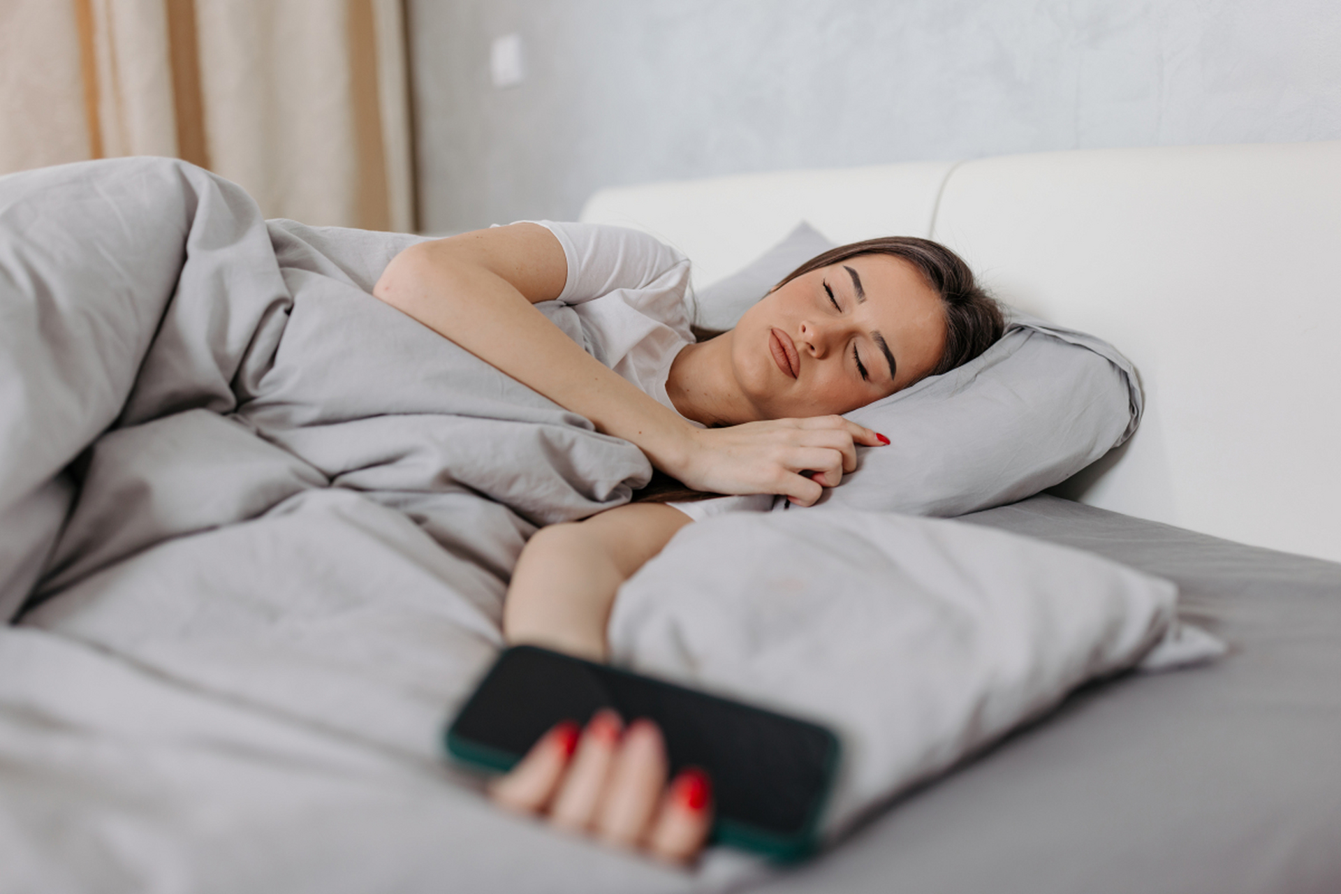 私营企业的主管,公司准备上市时,工作压力非常大,经常熬夜加班到凌晨