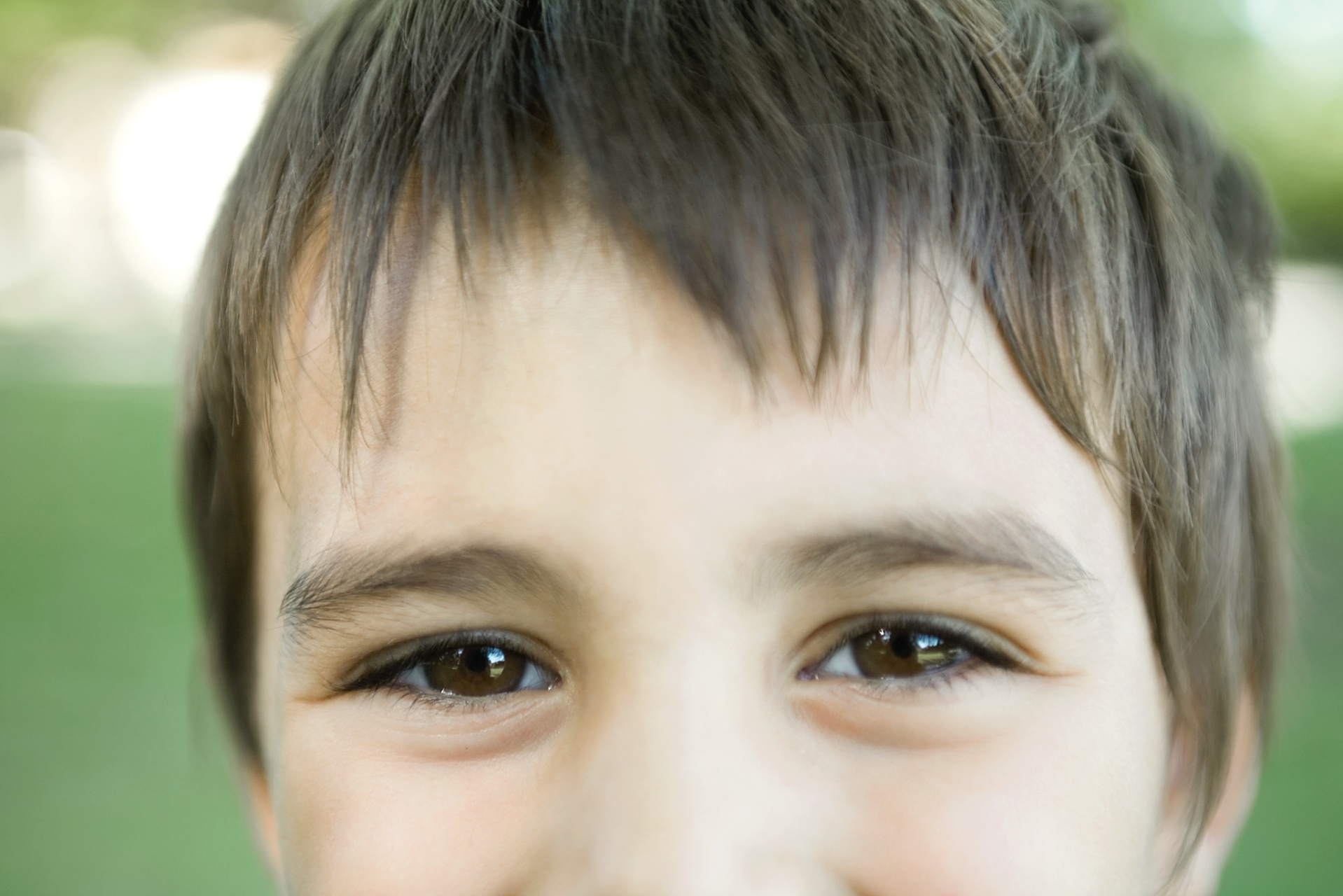 眯着眼睛看东西真的会加重近视吗?