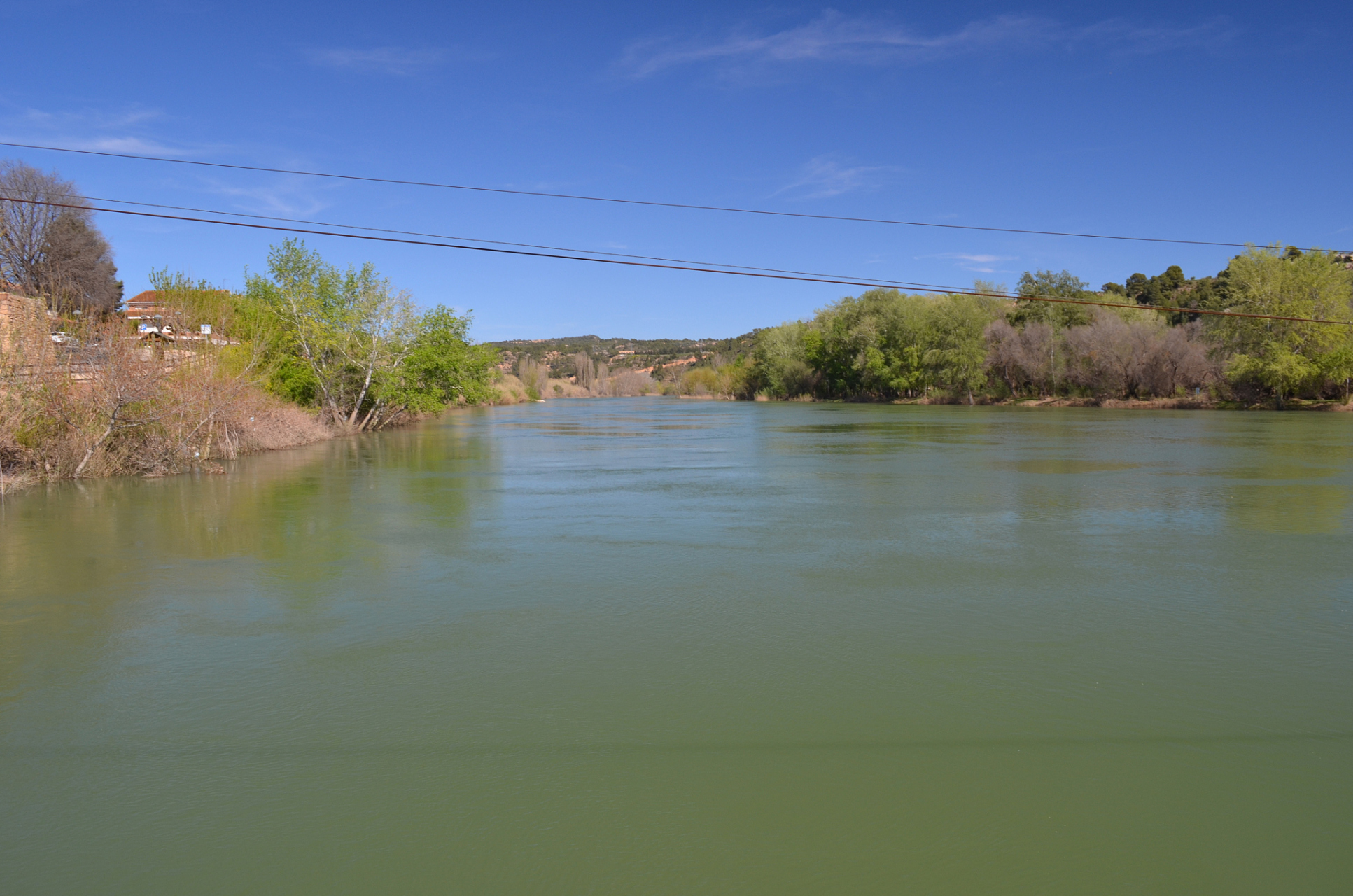 自驾游至济南,锦绣川水库周边春意盎然.湖水碧波荡漾,岸边绿树成荫.