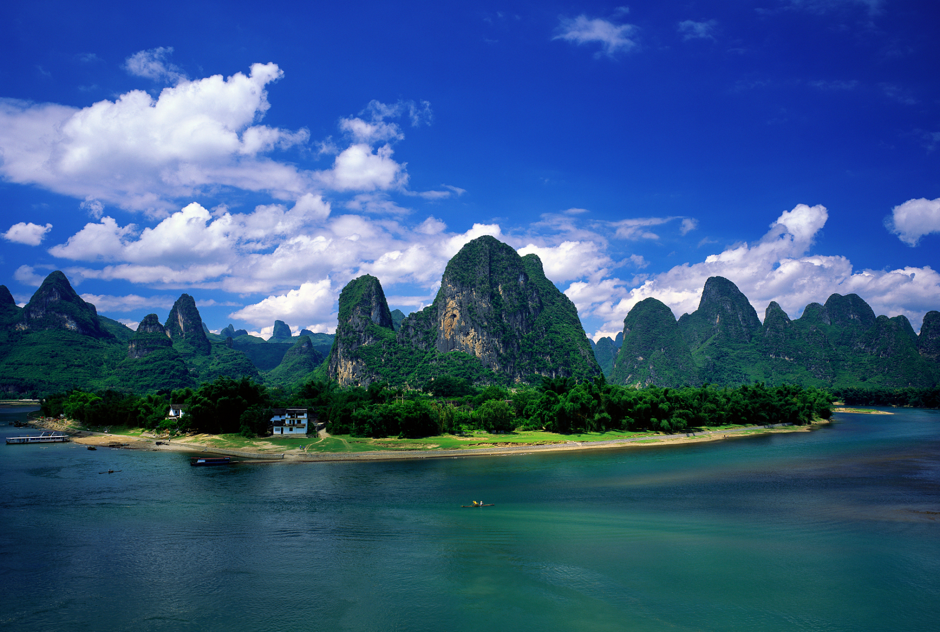 以下是三个值得推荐的桂林旅游地点:  桂林漓江风景区:作为桂林最著名