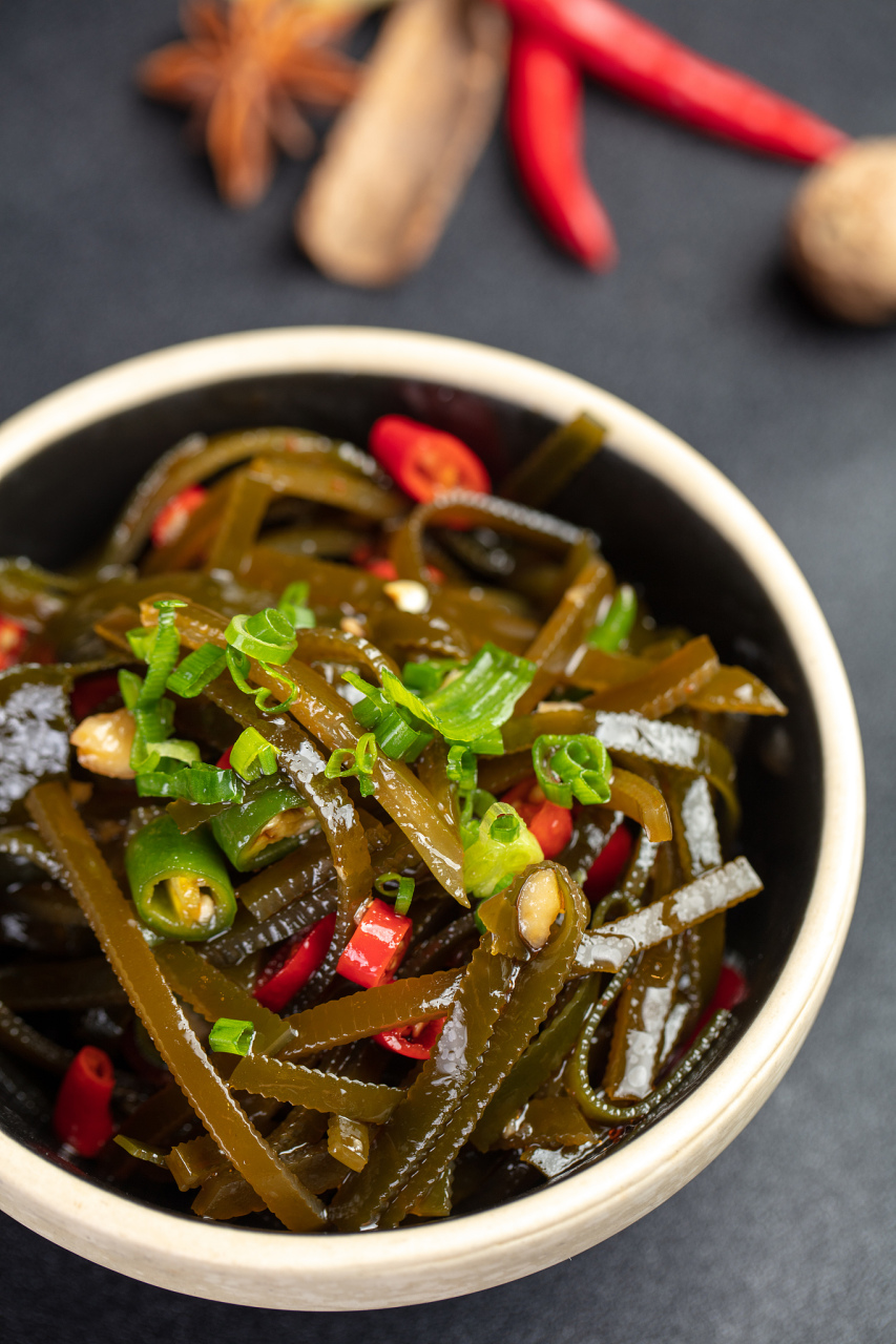 酸辣海带丝,酸辣爽口,是初夏开胃的最佳选择  主要食材:干海带丝,青椒