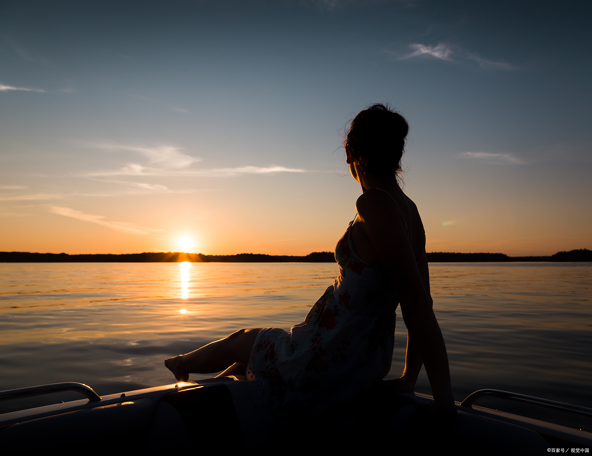 四人爬山看日出,两人中途放弃,兄弟妻子走不动,我背她下山